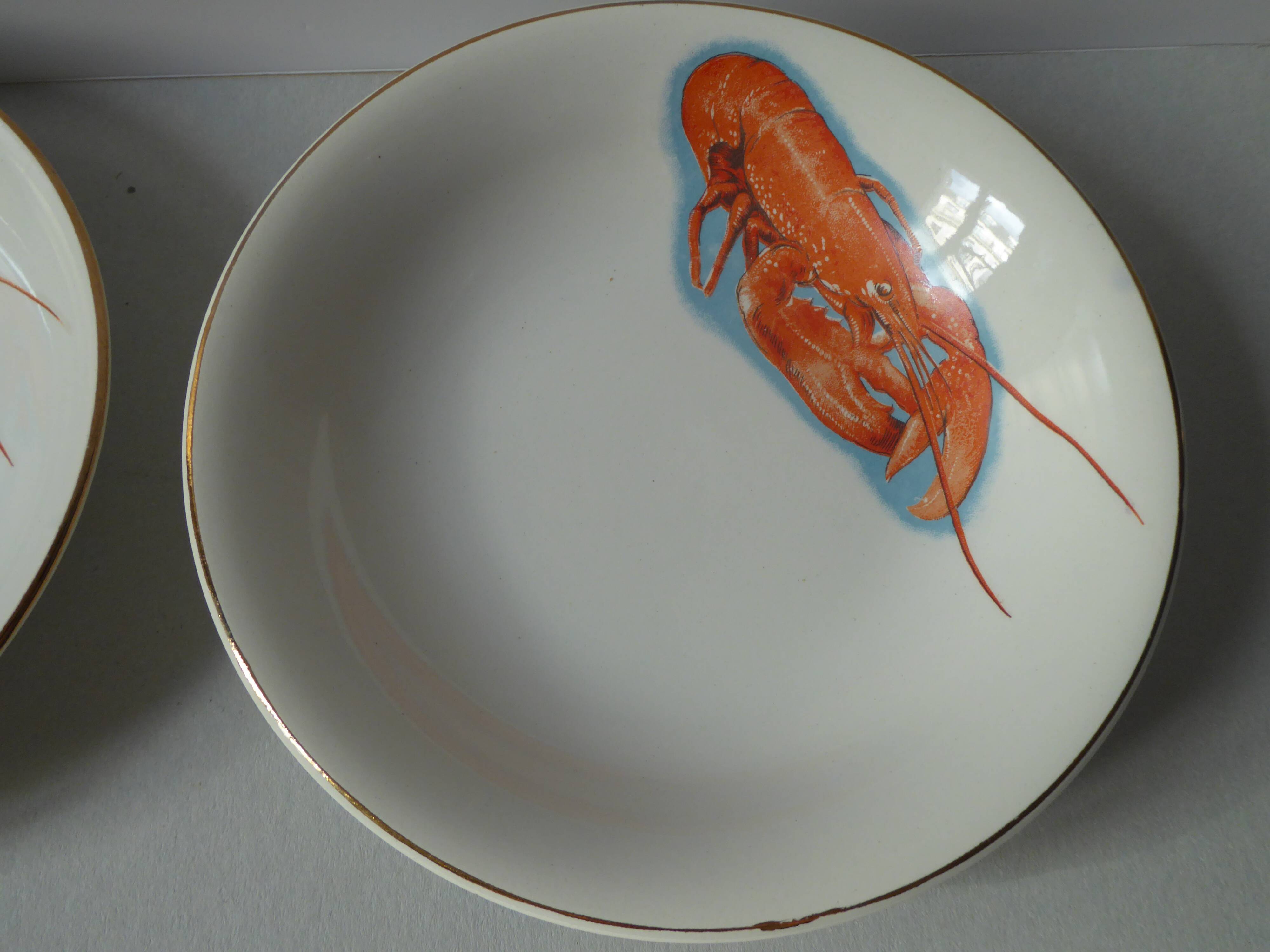 Huit assiettes creuses en faïence à décor de Homards