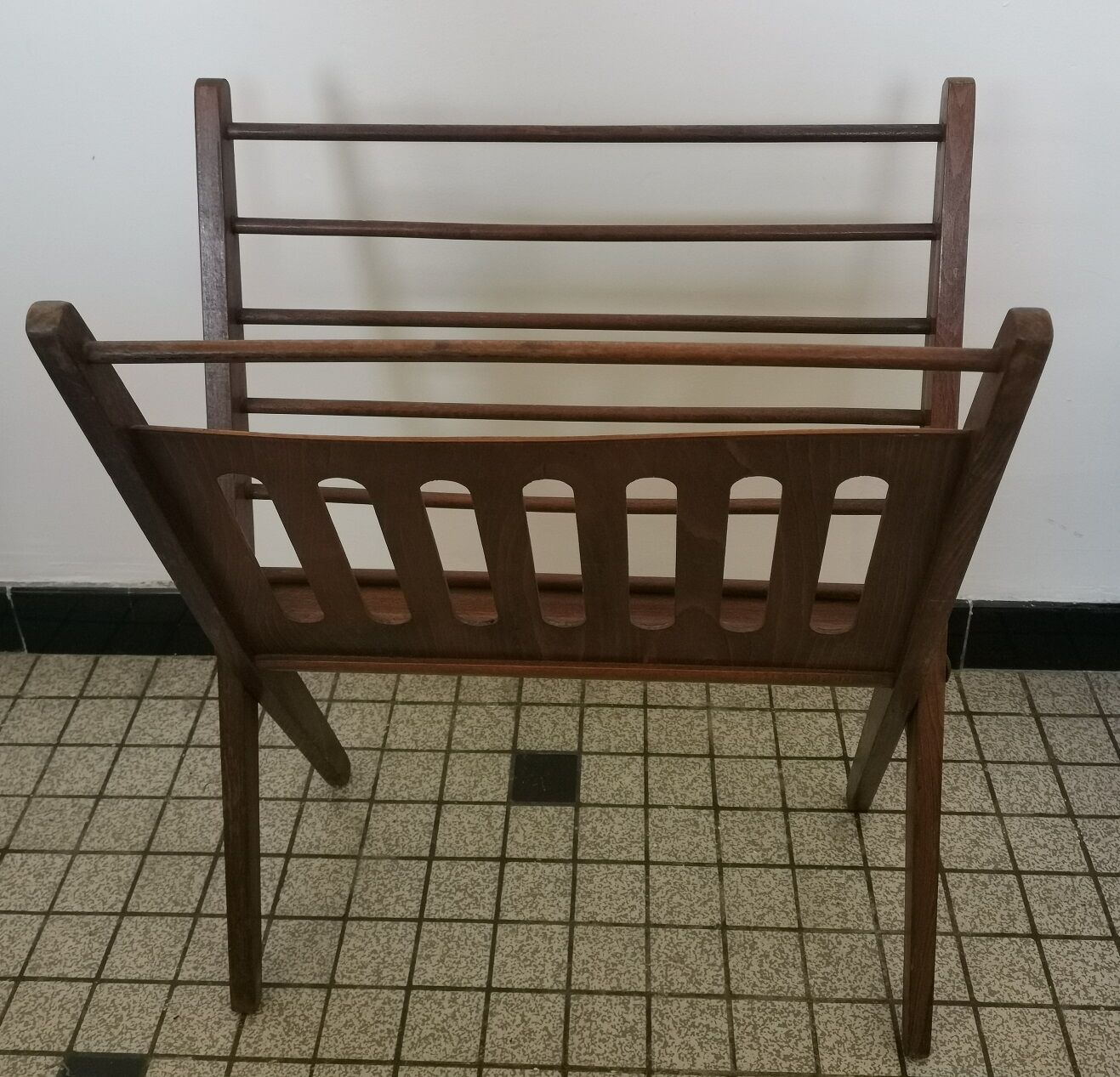 Scandinavian magazine door in folding wood Cees Braakman