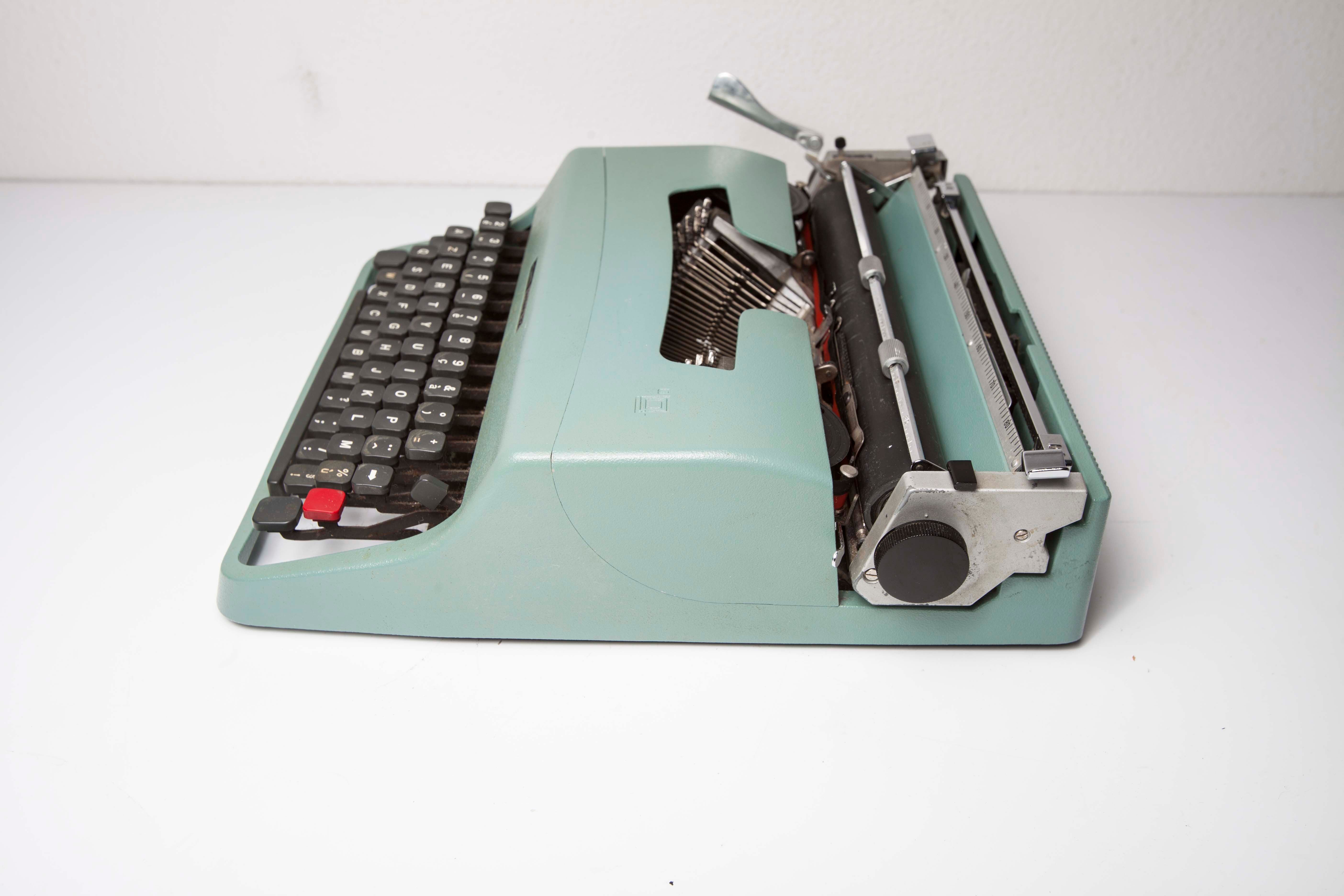 Typewriter olivetti lettera 32
