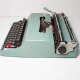 Typewriter olivetti lettera 32
