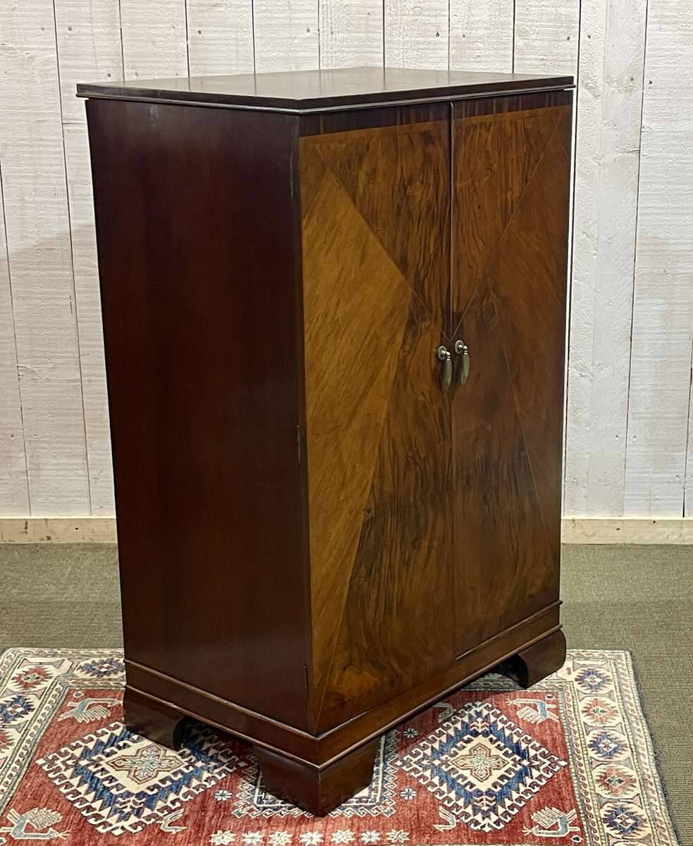 Buffet anglais en noyer des années 1930