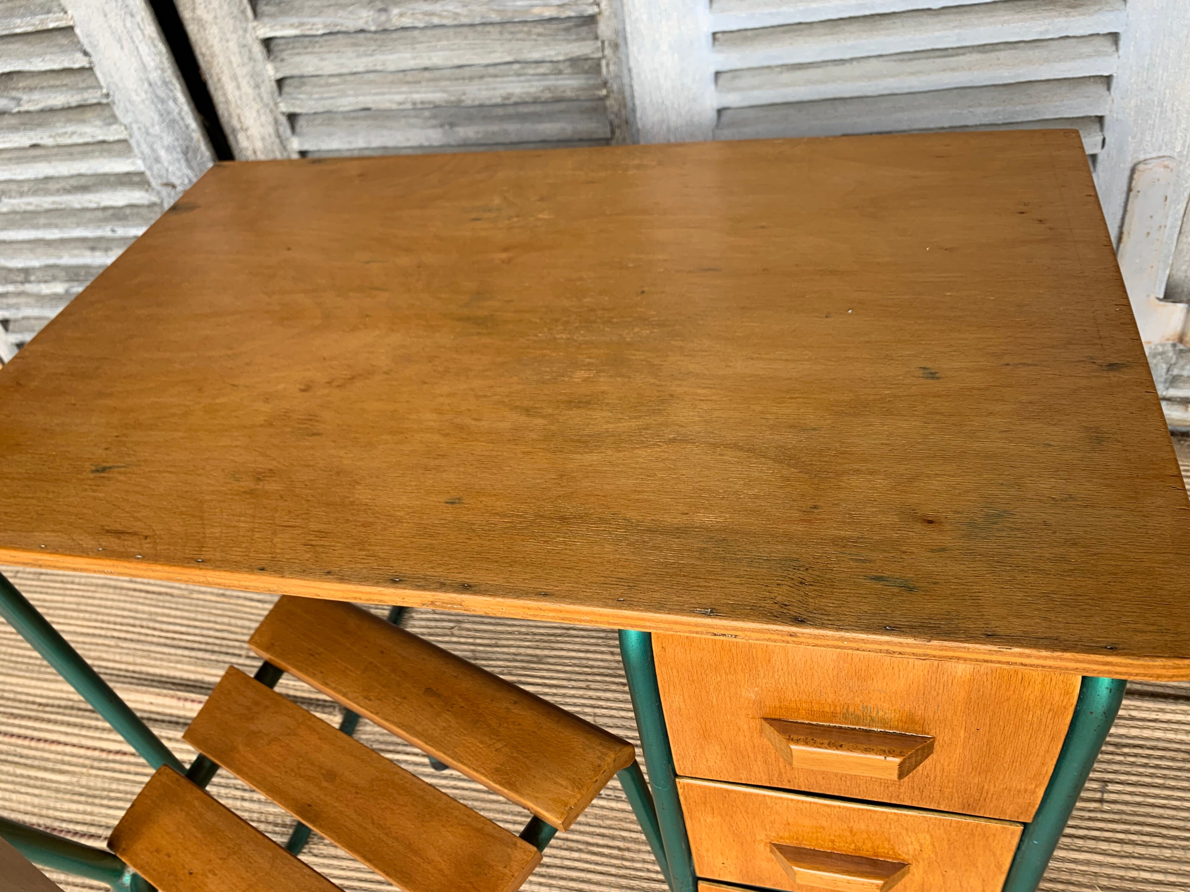 Bureau et chaise d’enfant des années 50