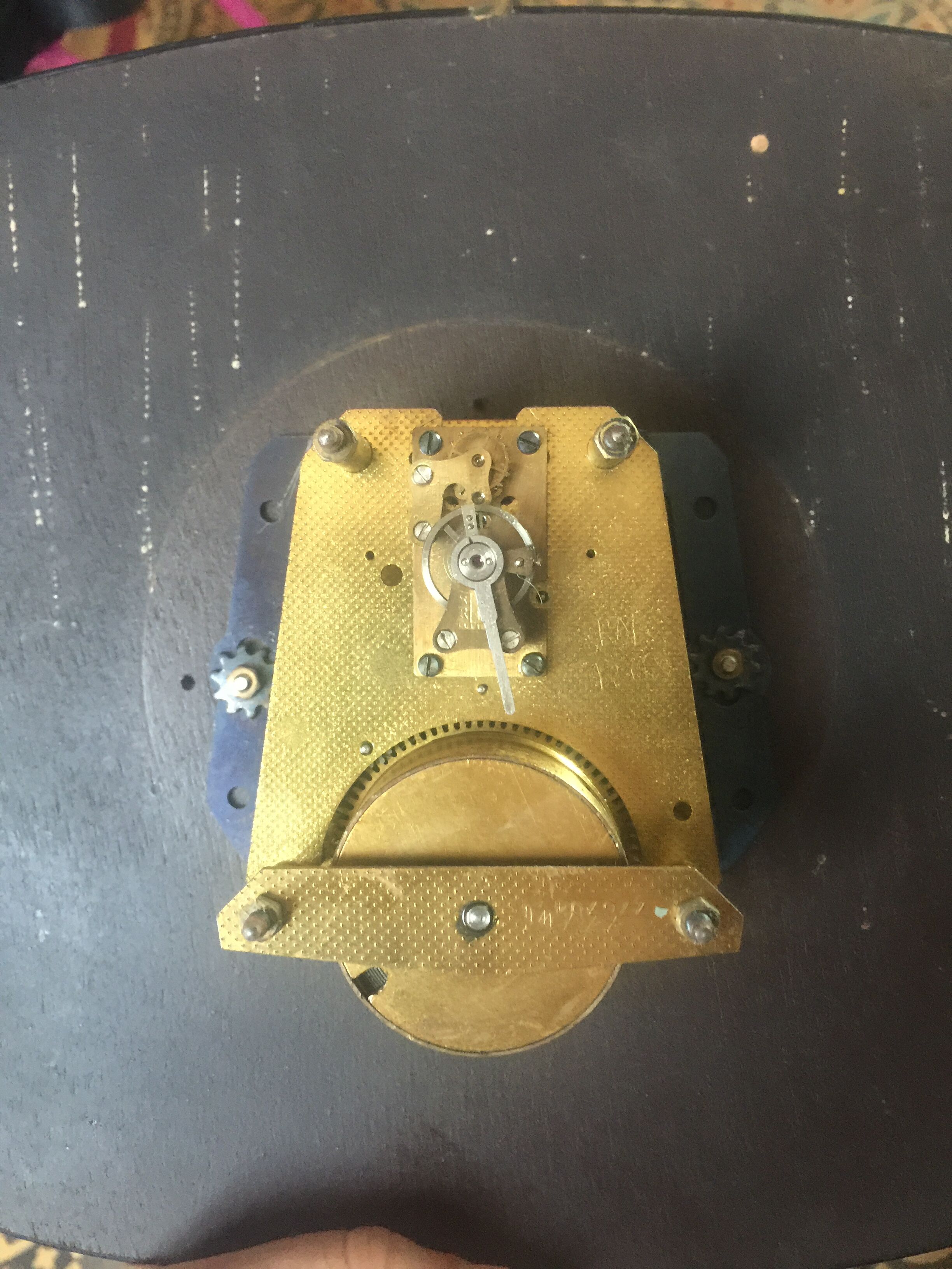 Yellow formica clock pendule