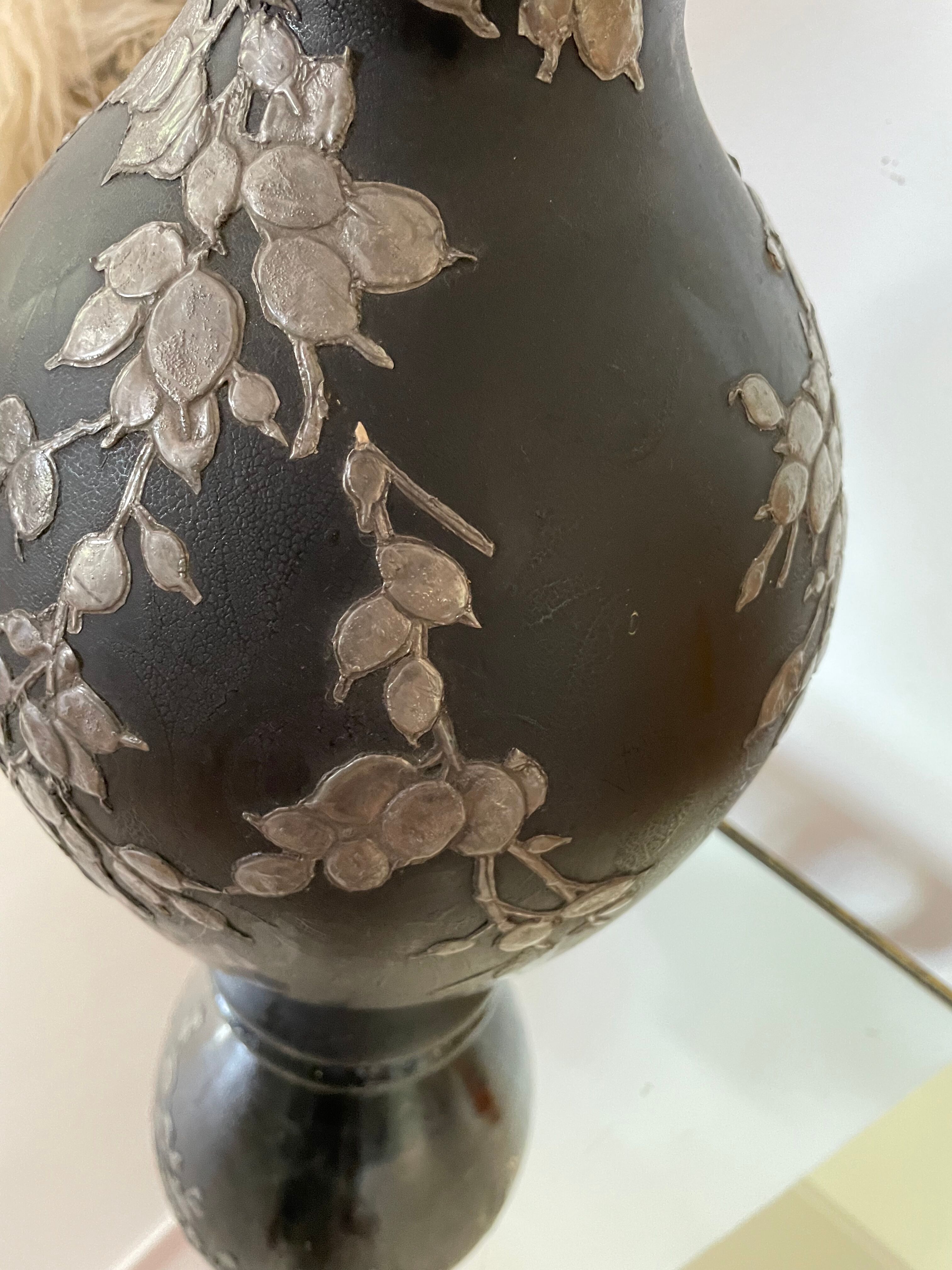 Vase vintage  en verre noir et étain