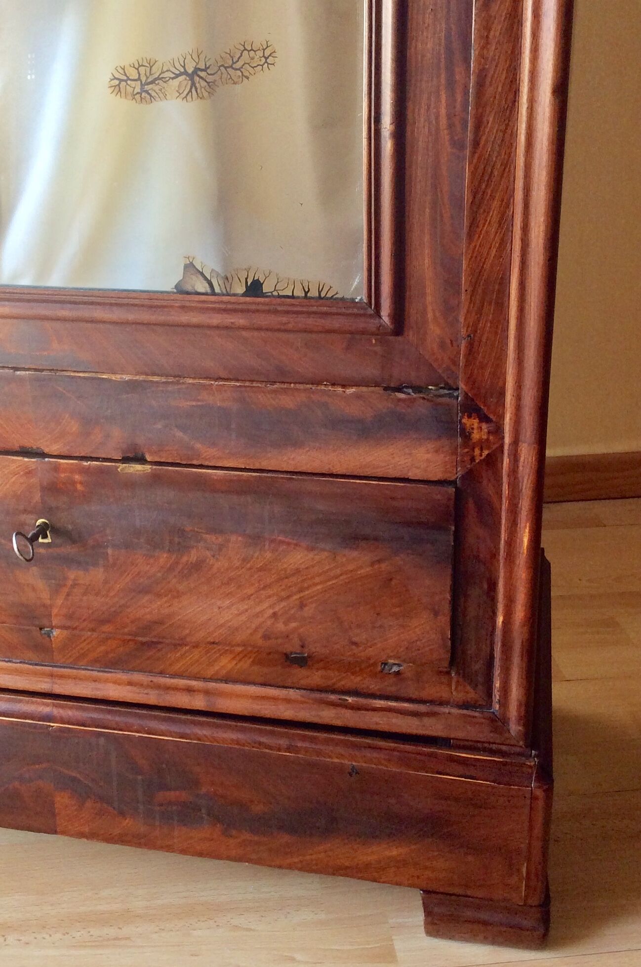 Armoire bonnetière avec miroir une porte 1930