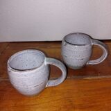 Deux mugs en grès vernissé