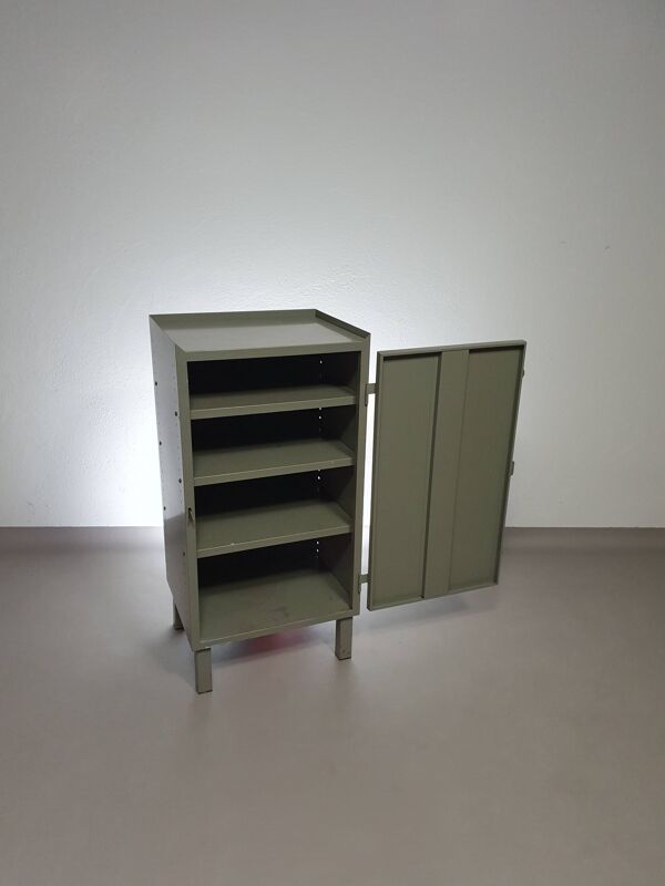 Casier en métal gris. Petit buffet industriel.