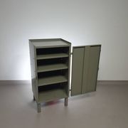 Casier en métal gris. Petit buffet industriel.