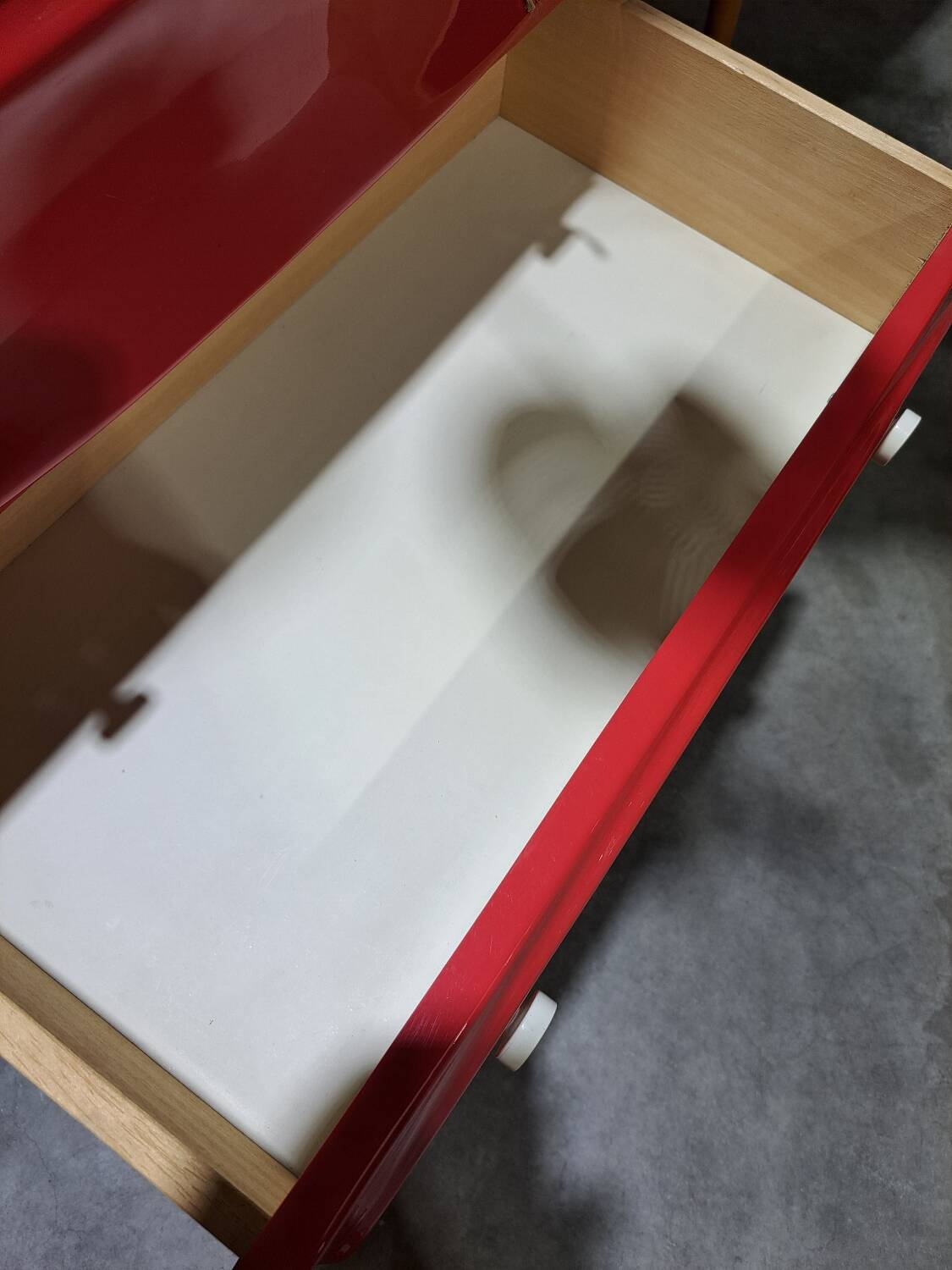 Vintage ladekast met rood roze kunststof lades 1970