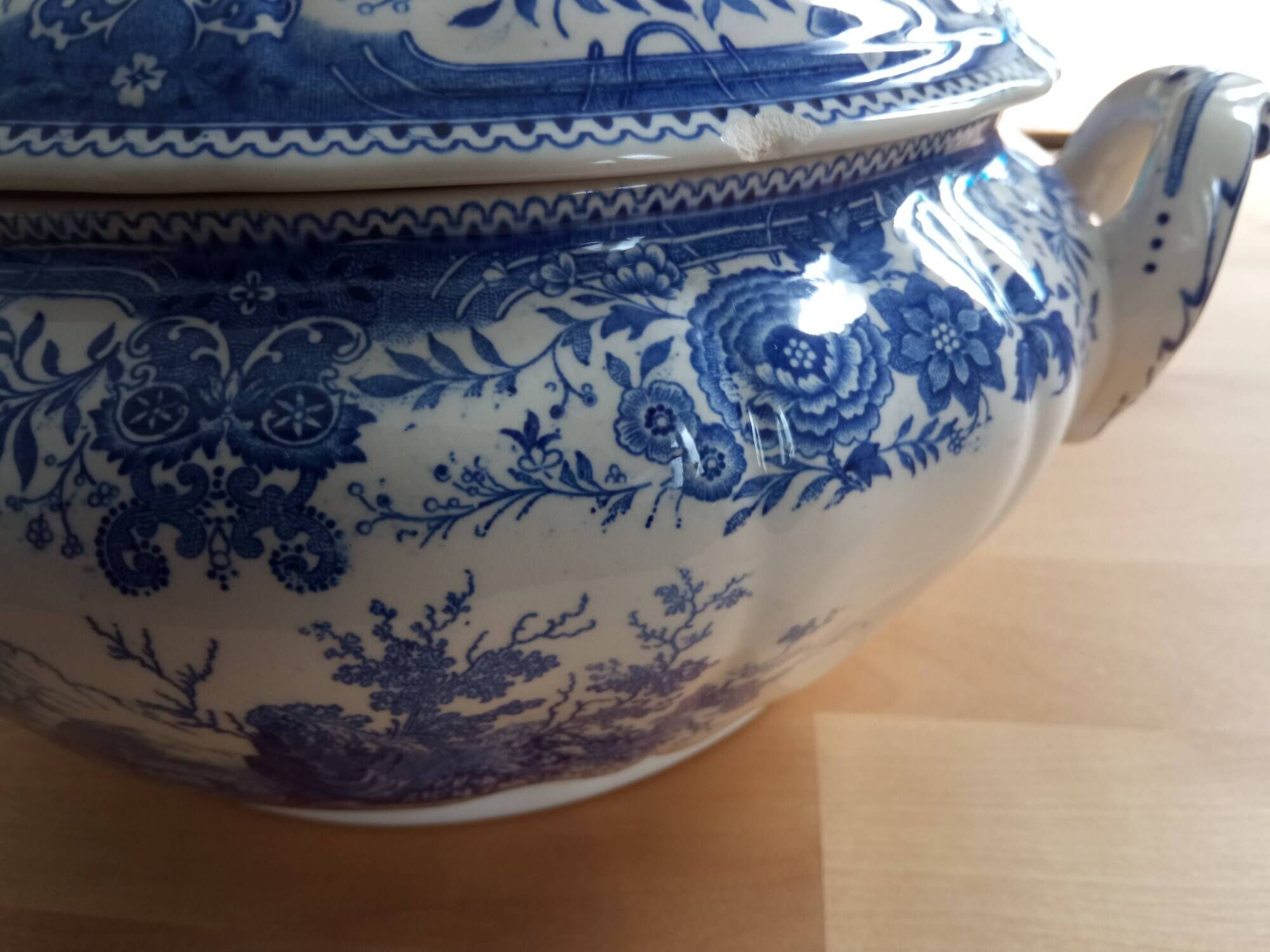 Superb retro soup tureen by Villeroy and Boch.