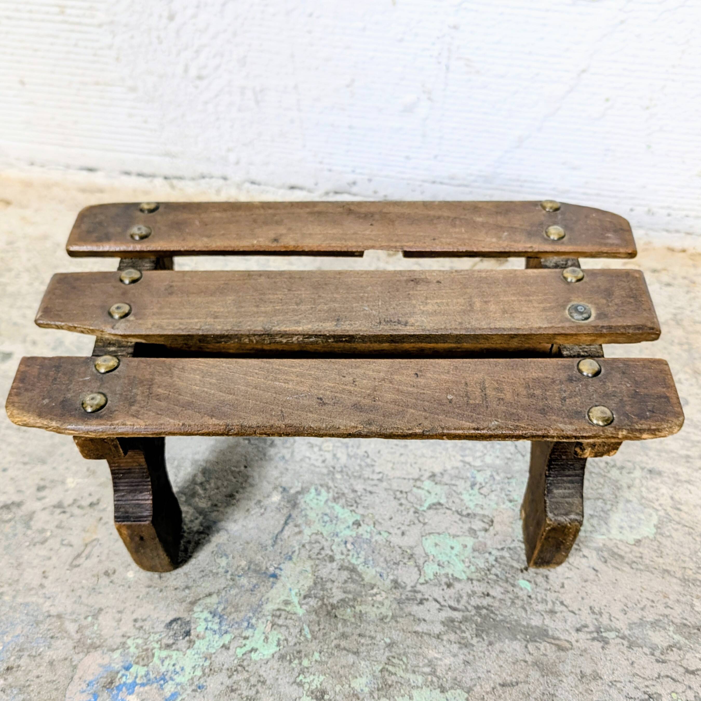Petit tabouret / repose-pieds en bois