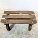Petit tabouret / repose-pieds en bois