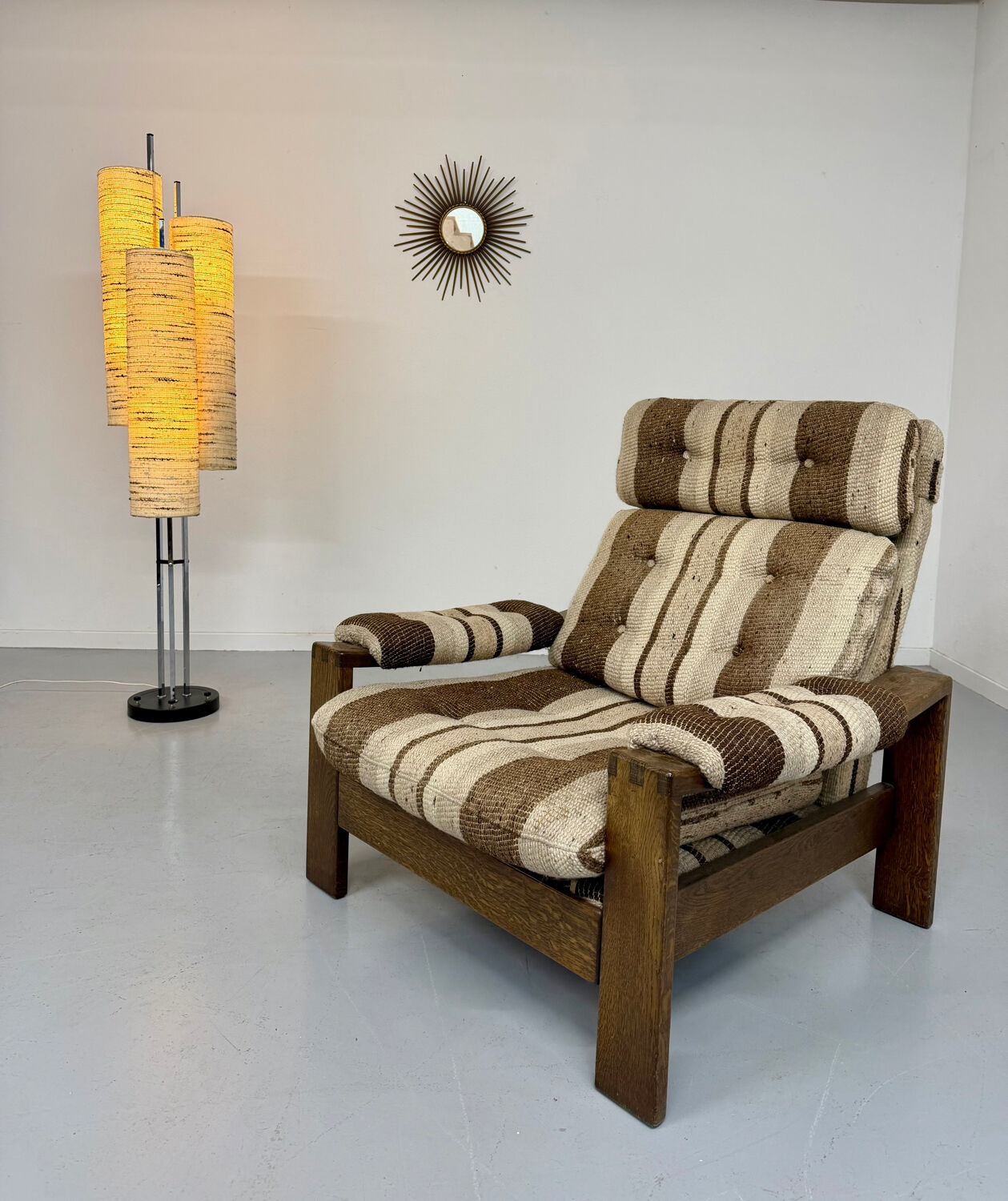 Vintage 1970s design armchair made of wood and fabric.