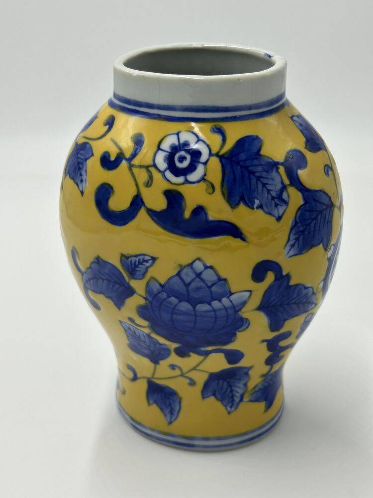 Yellow Chinese vase with blue patterns, 19th century