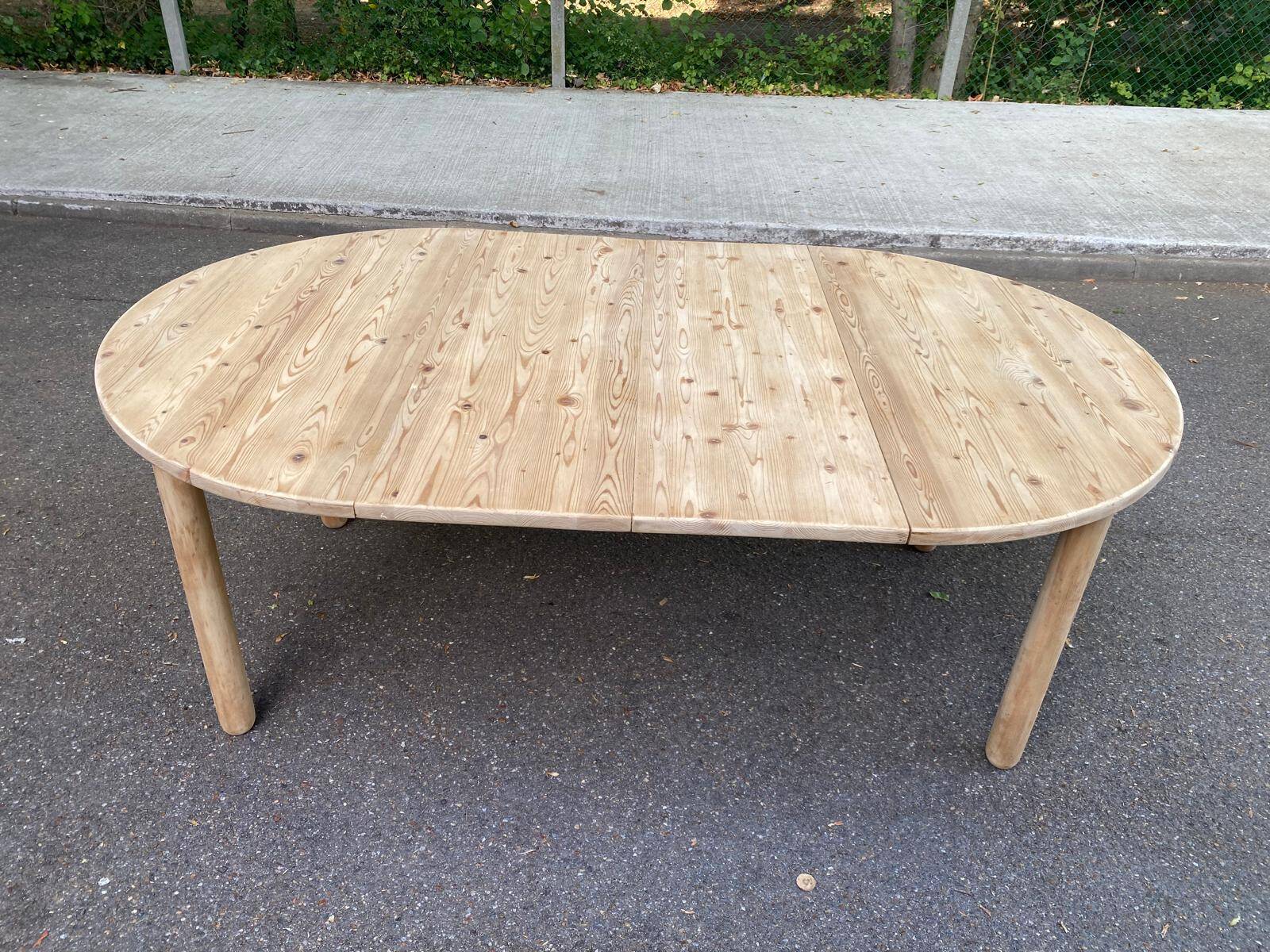 Scandinavian round extendable dining table stripped in solid wood from the 1970s.