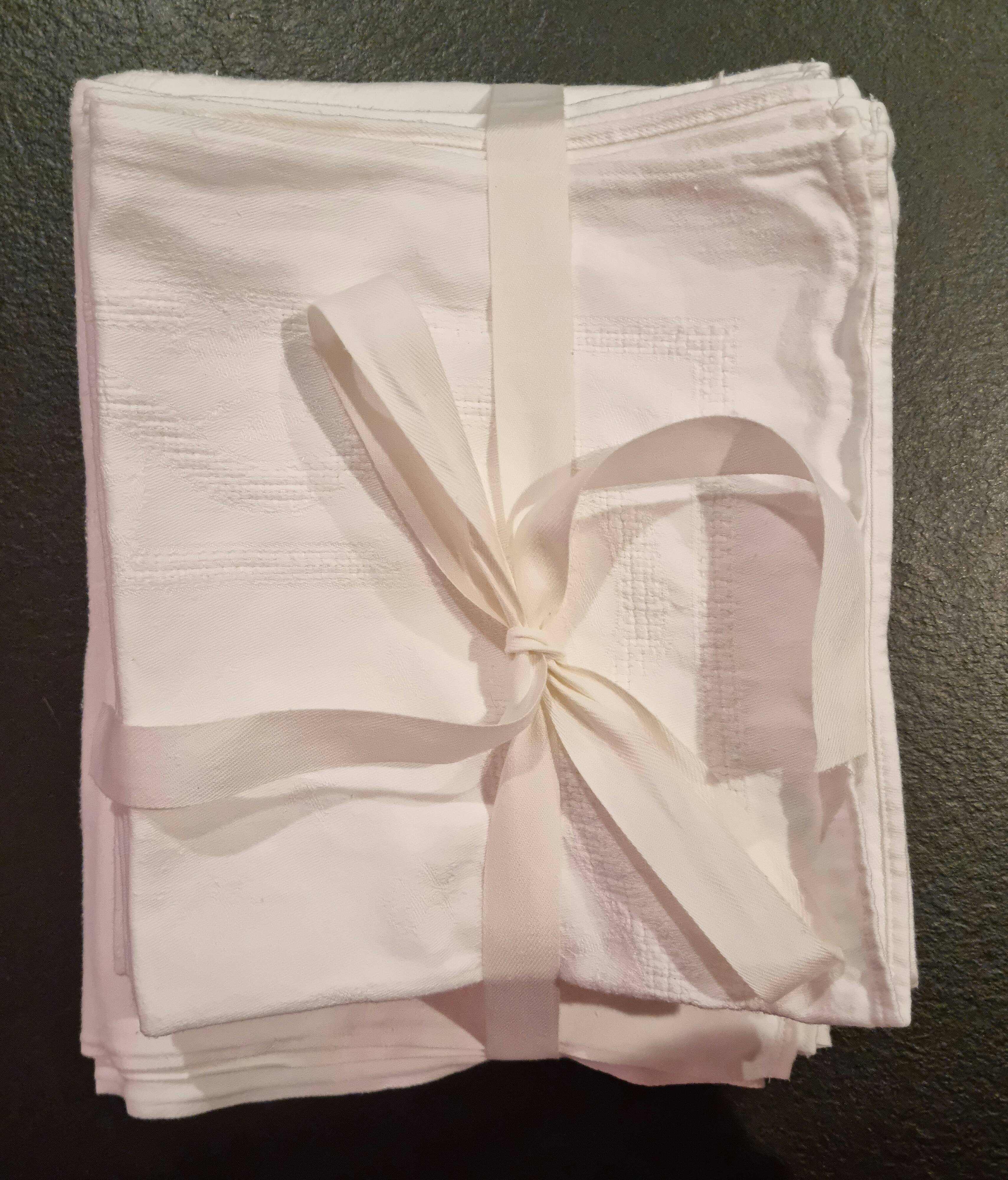 Set tablecloth and 12 damask towels