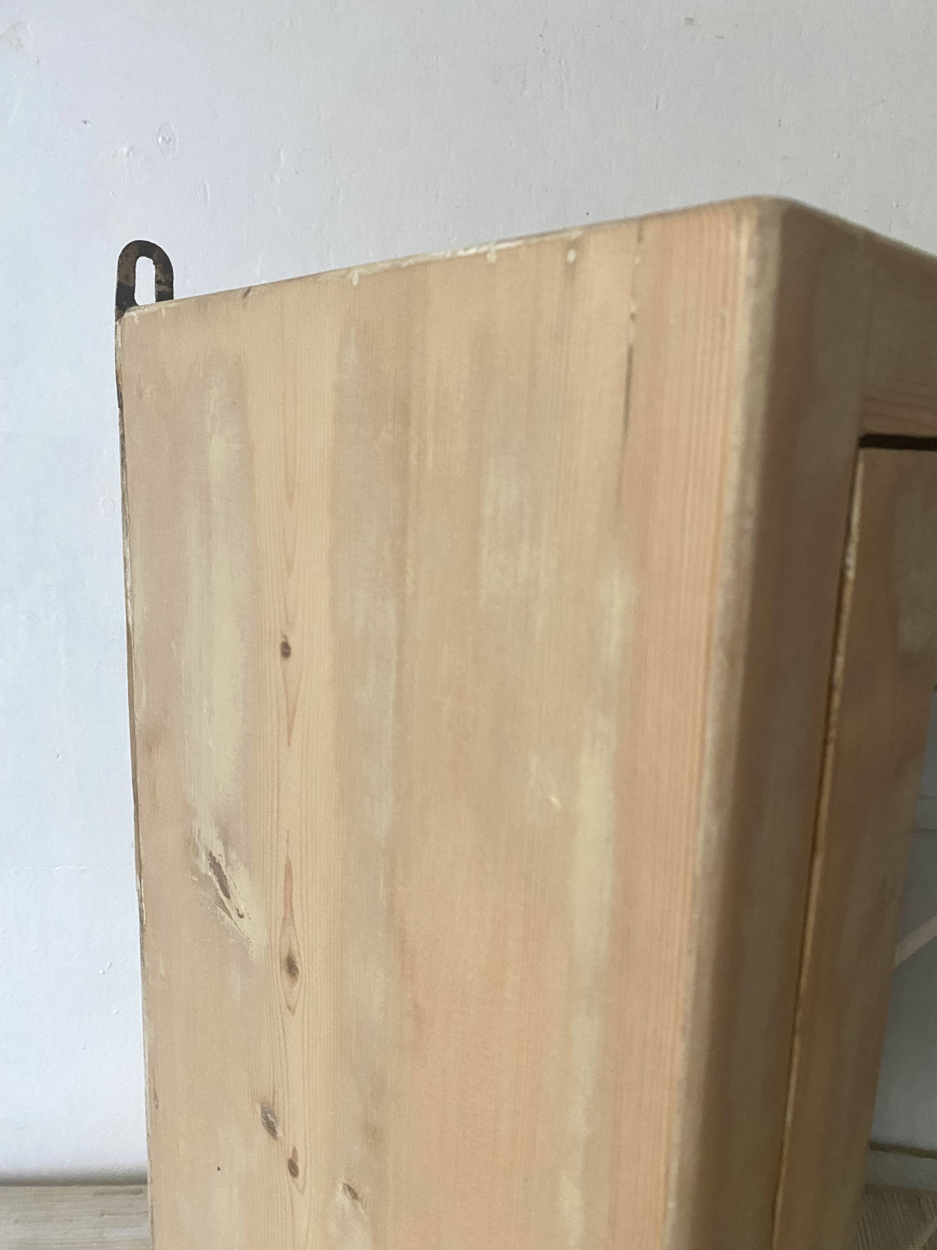 Armoire murale , vitrine à suspendre
