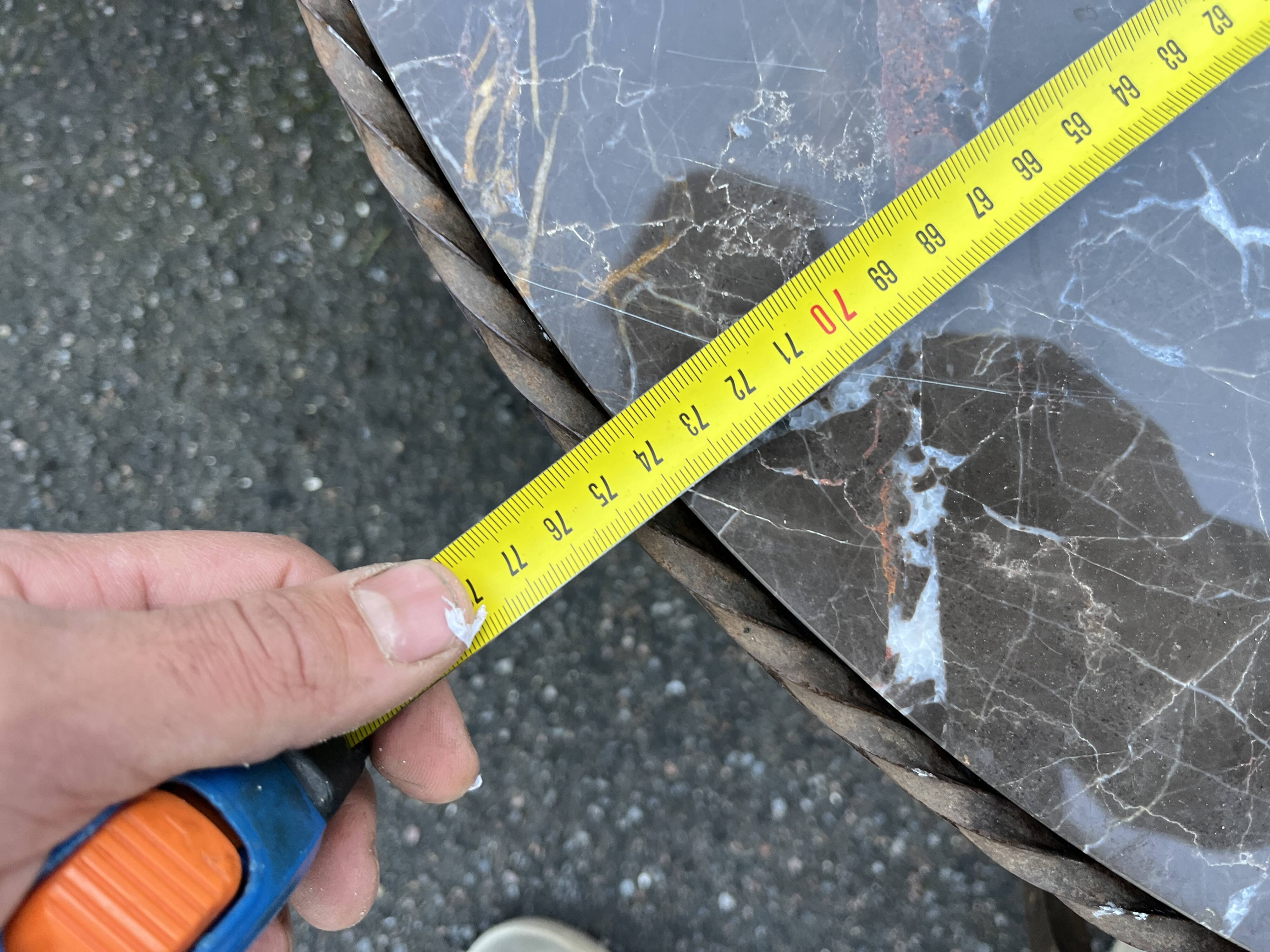 Coffee table in wrought iron and marble top