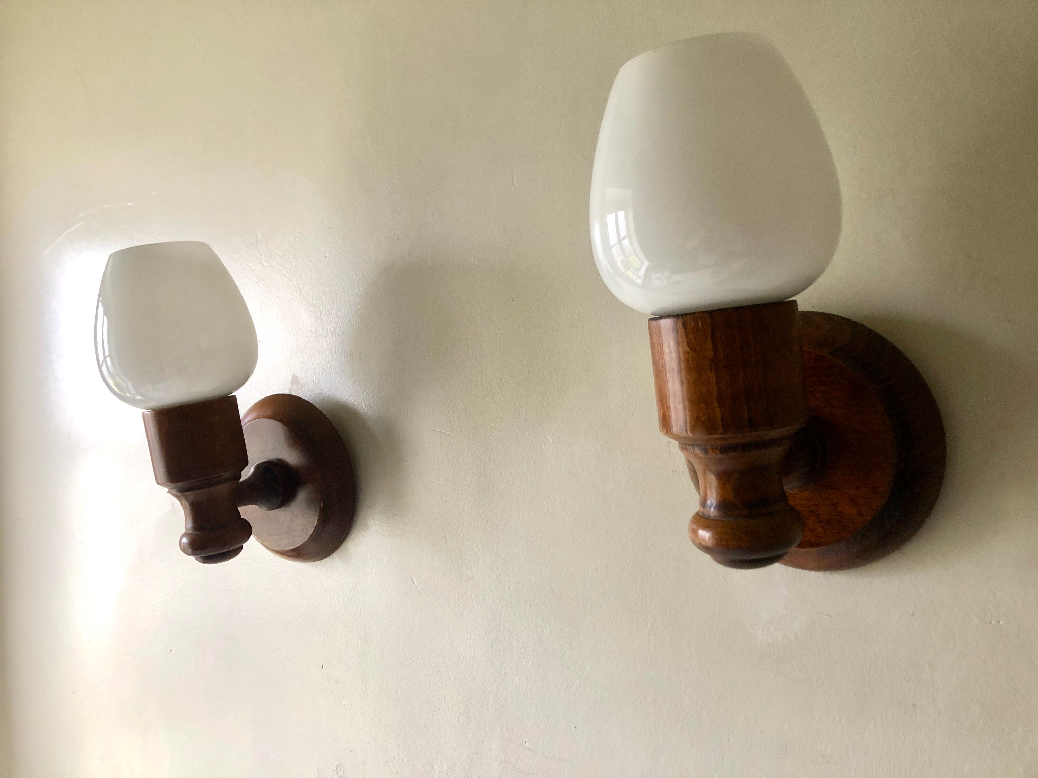 Paire d'appliques 1980 bois et opaline