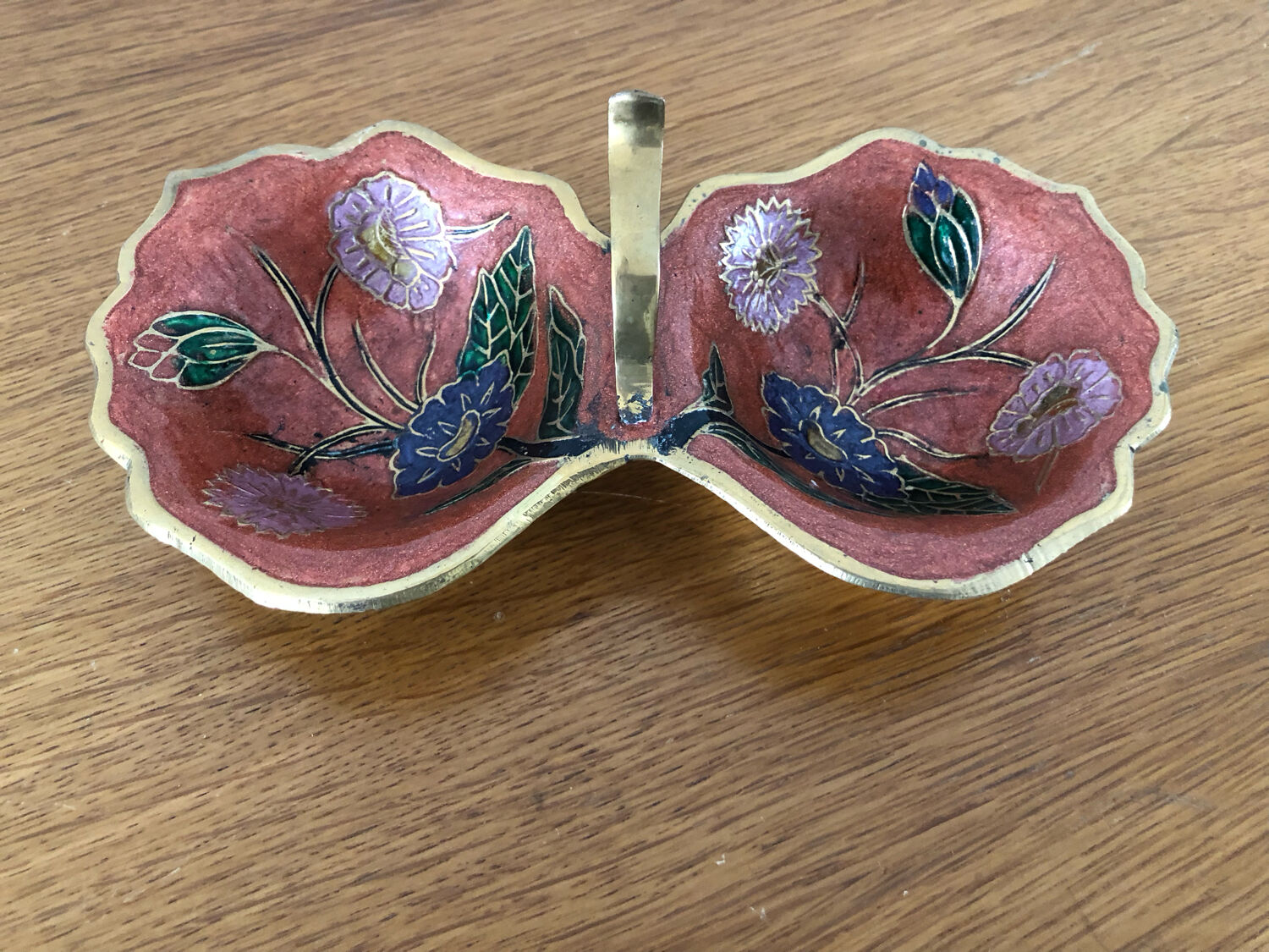 Empty pockets in brass and floral decoration