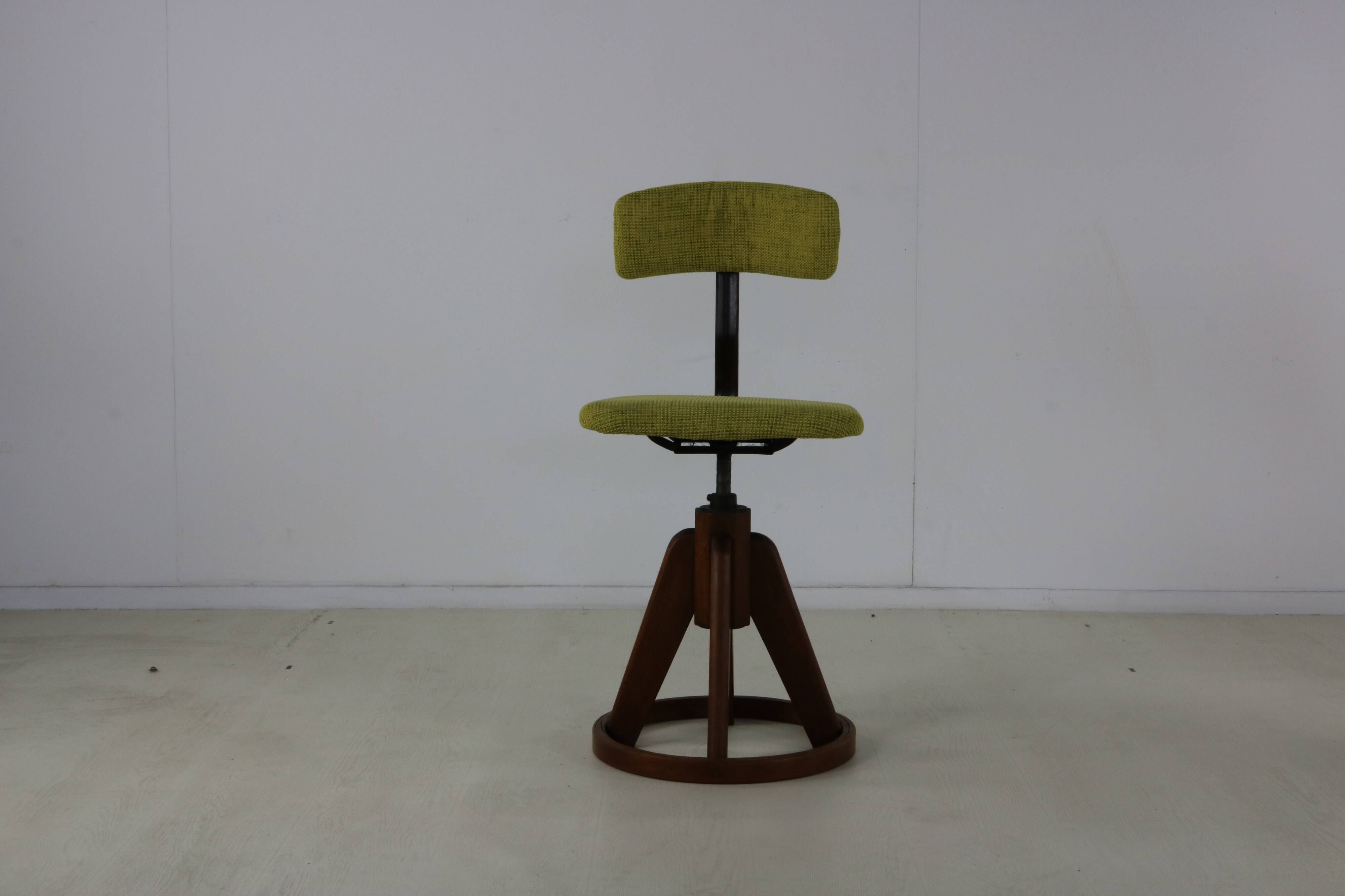 Fifties design working chair with stabilizing wooden ring base