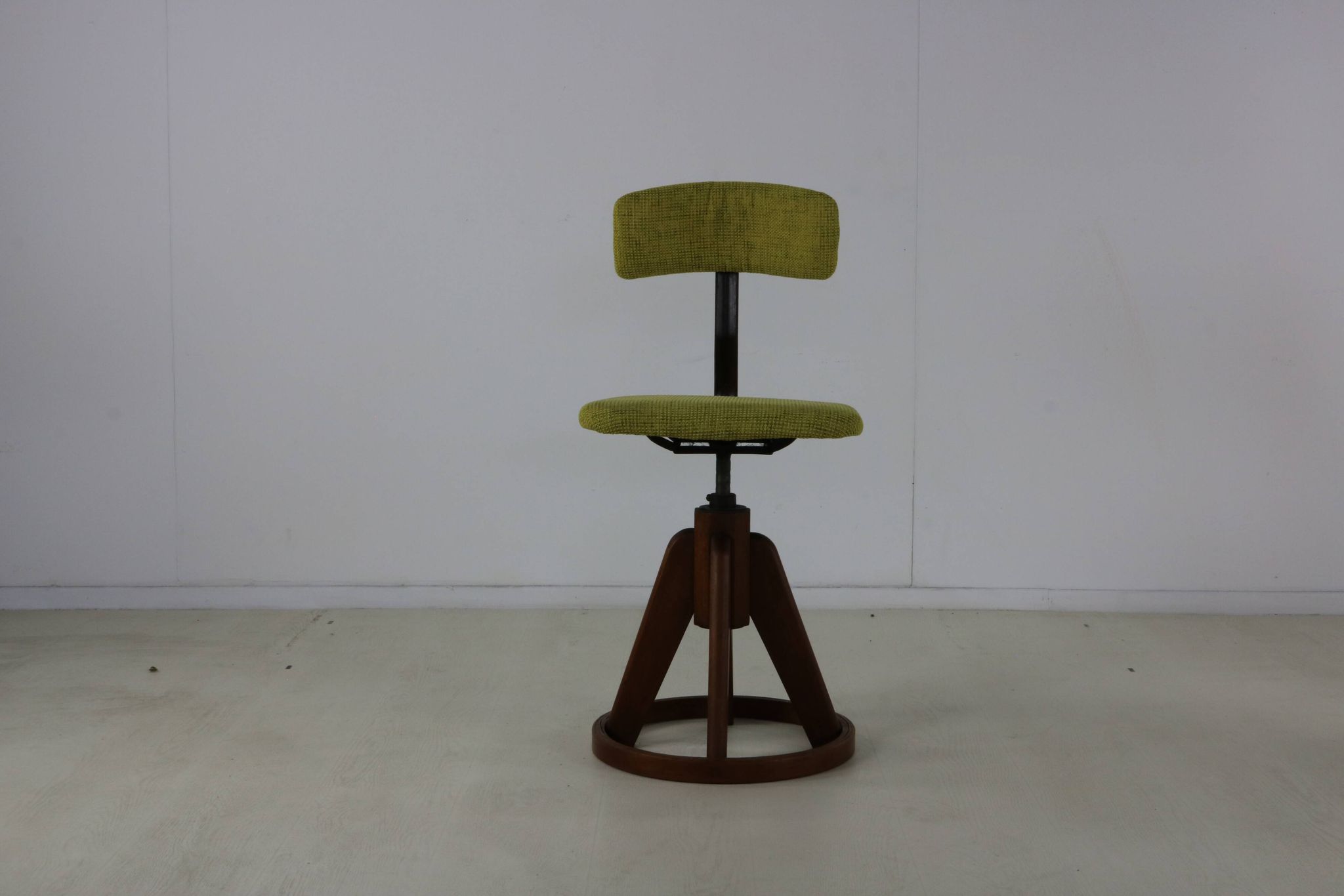 Chaise de travail design des années cinquante avec base en anneau en bois stabilisant.