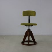Chaise de travail design des années cinquante avec base en anneau en bois stabilisant.