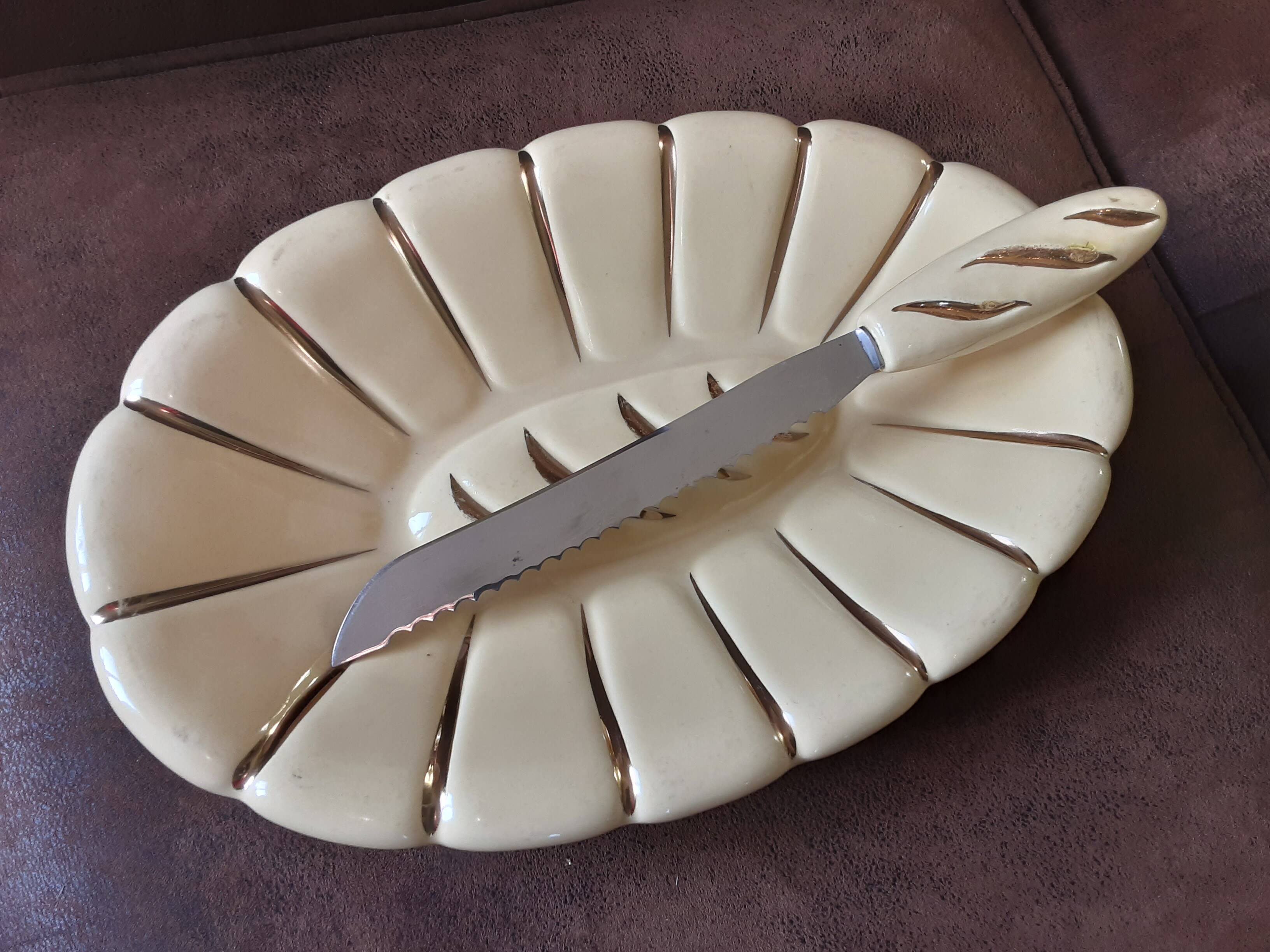 Bread basket and knife