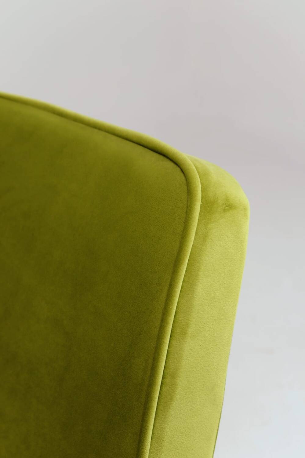 Fauteuil moderne en velours vert lime design par Chierowski