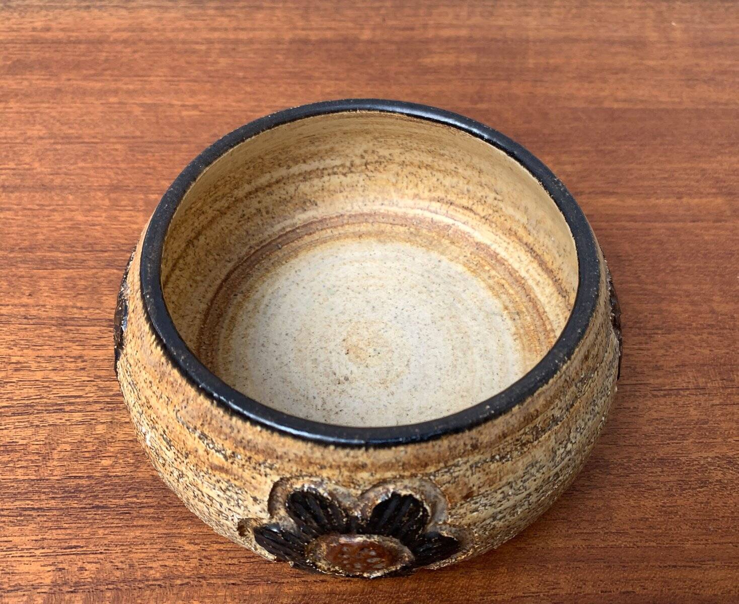 Vintage ceramic bowl by Jette Hellerøe.