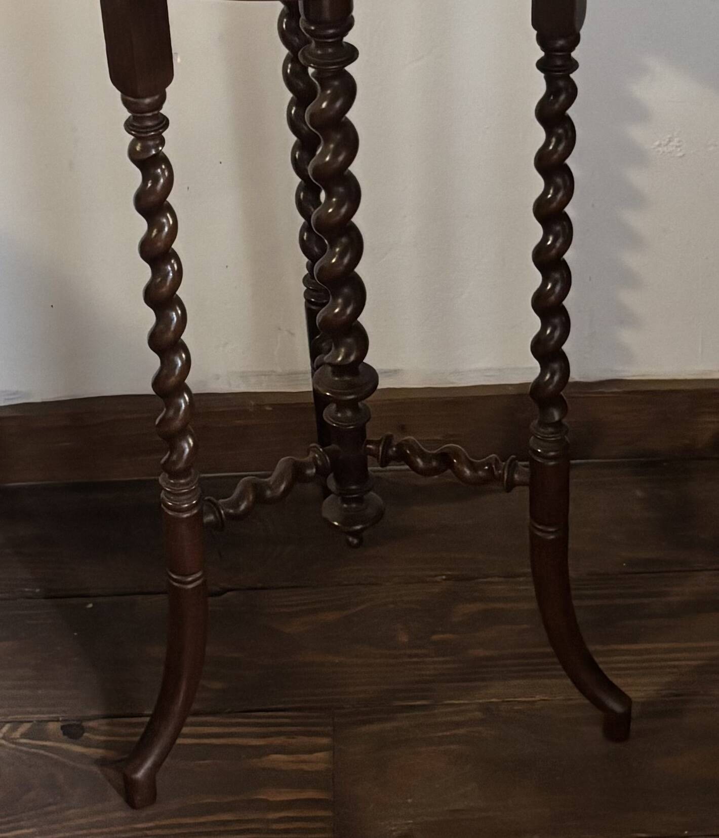Small walnut side table with drop leaf and twisted legs – 20th century