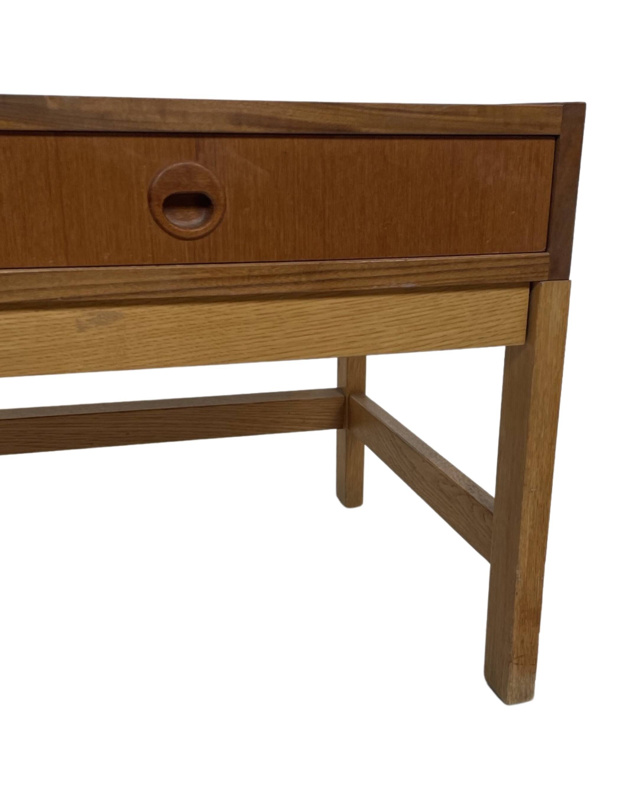 Meuble bas vintage danois modèle 1960, placage de teck