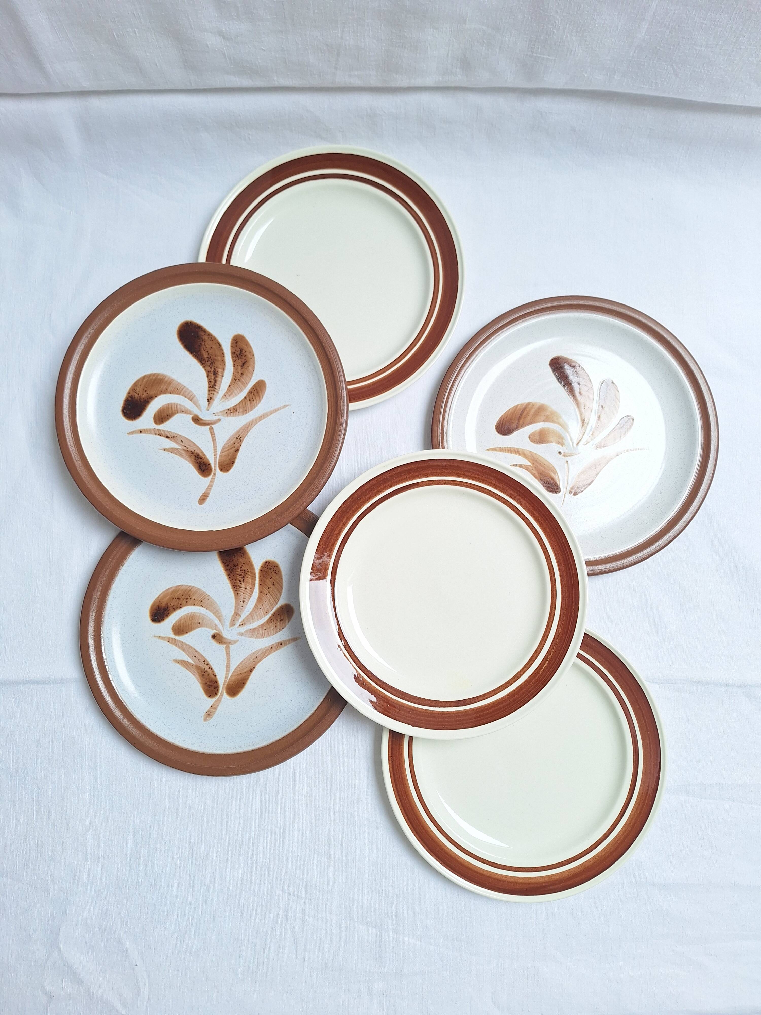 Assiette plates à fleurs marron années 1970