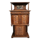 Cabinet sculpté en noyer avec panneaux en terre cuite – Style Renaissance