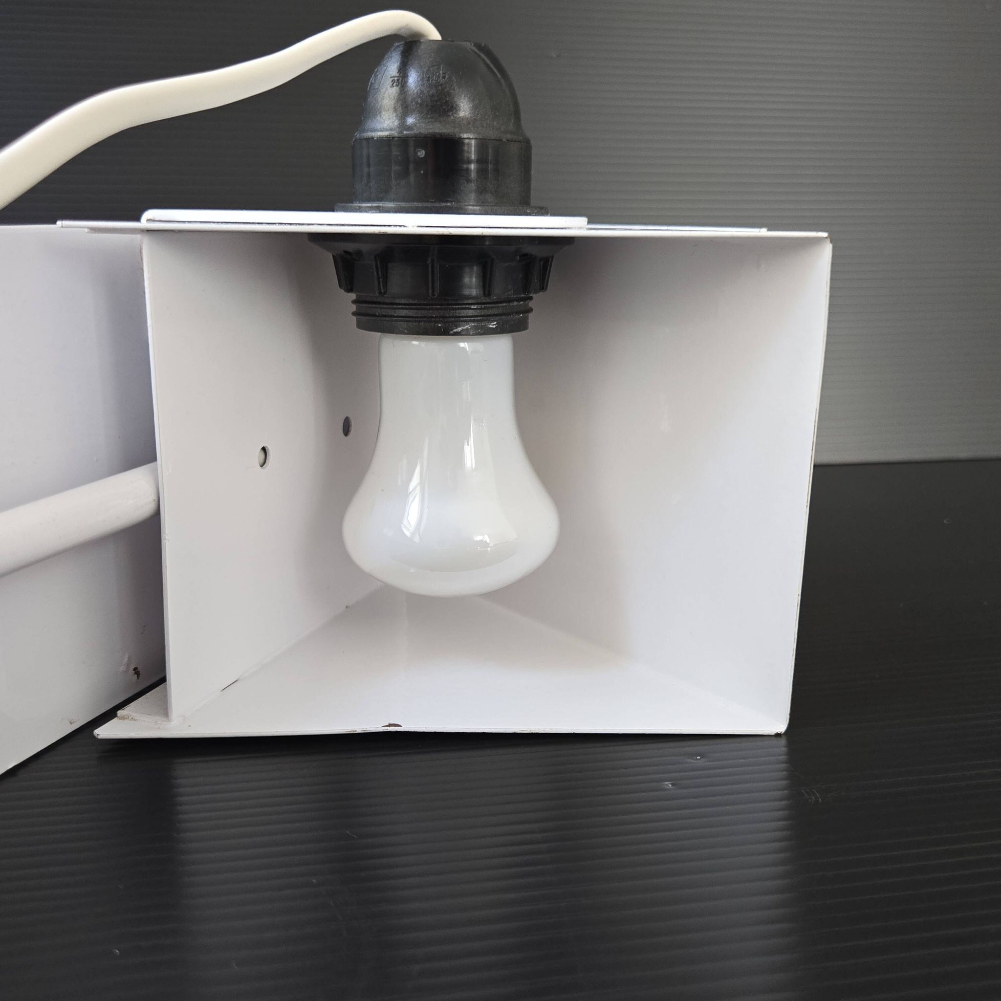 Lampe 1980 vintage en métal laqué blanc