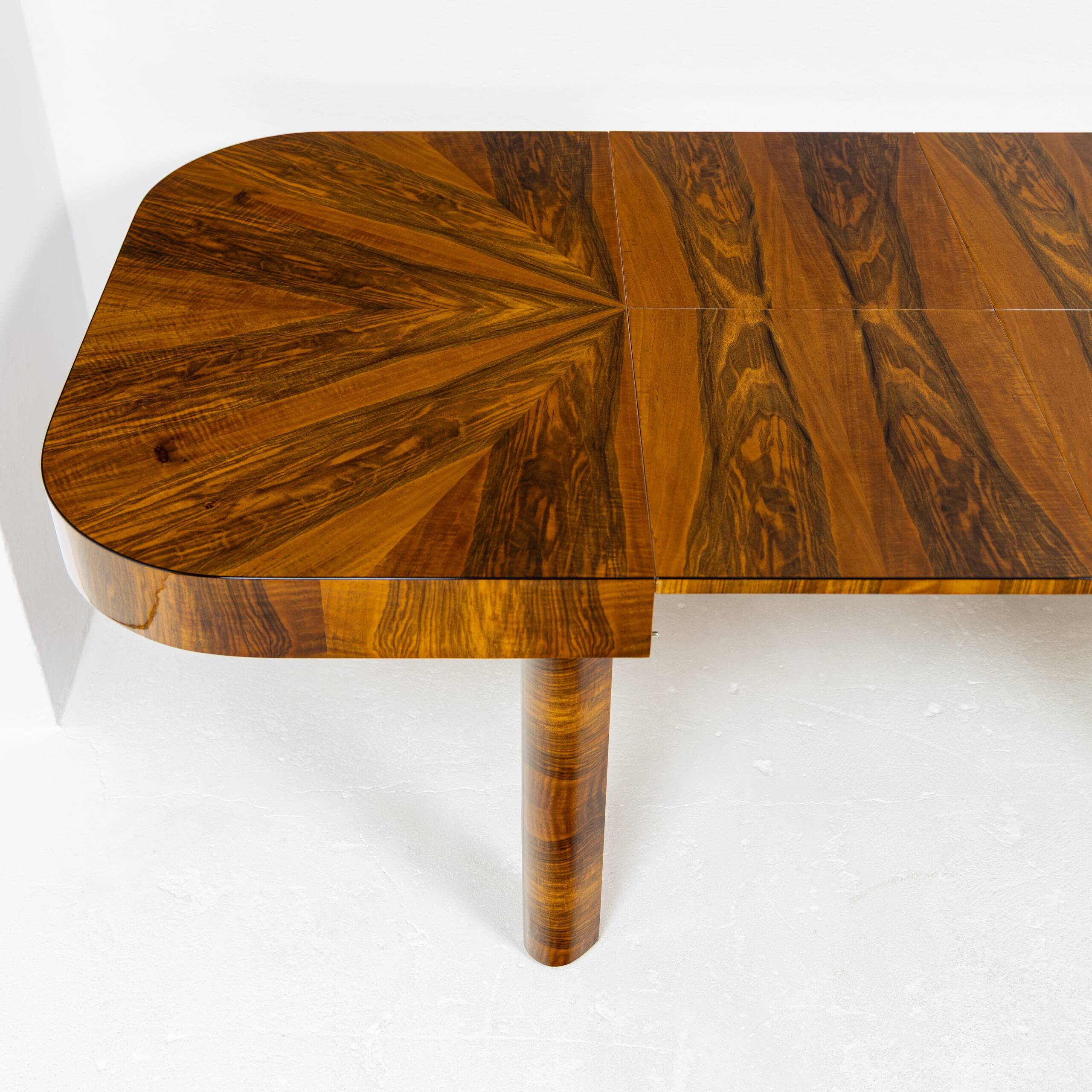 Table extensible Art Déco moderniste en noyer 1930–1944