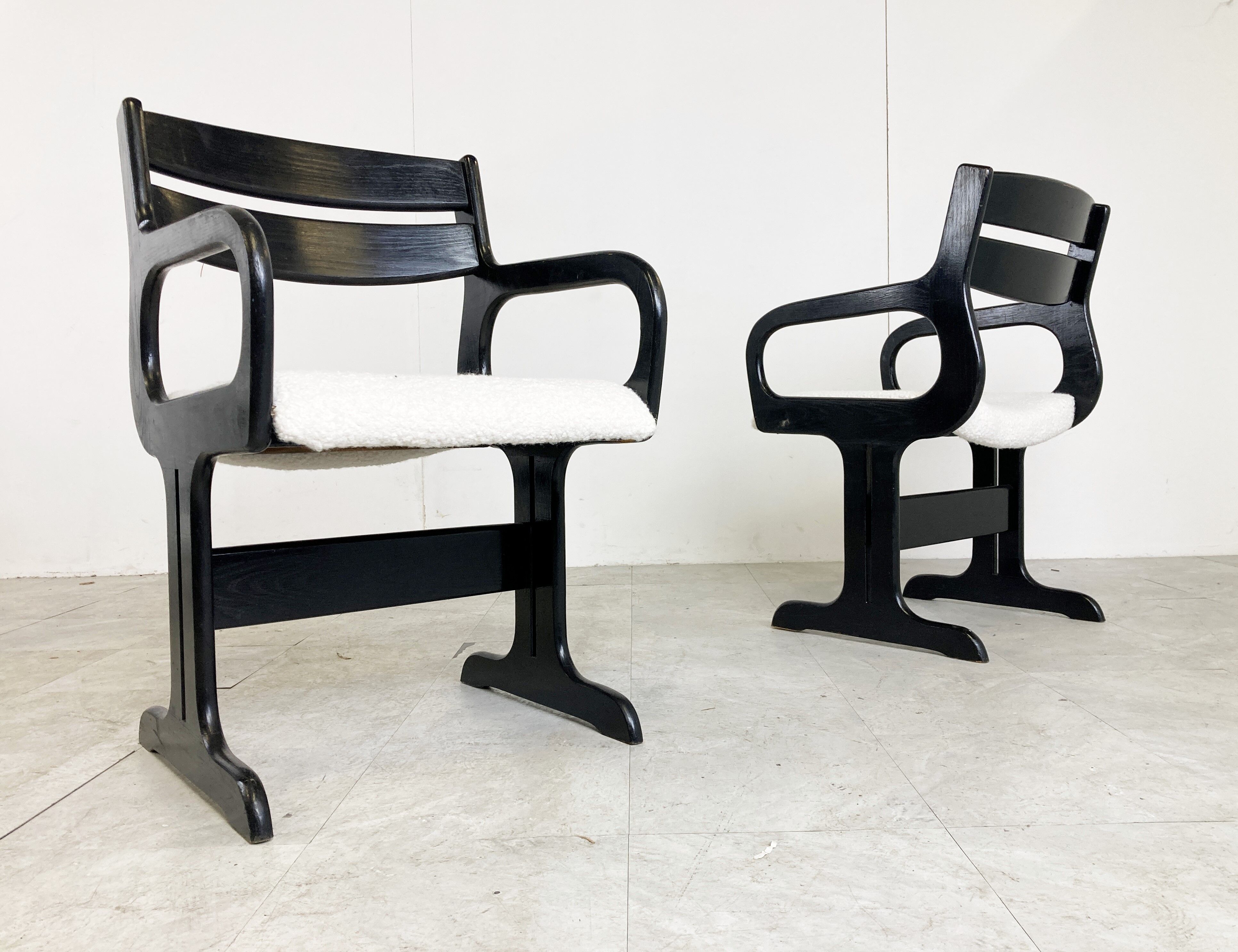 Chaises de salle à manger en bois noir du milieu du siècle, années 1970