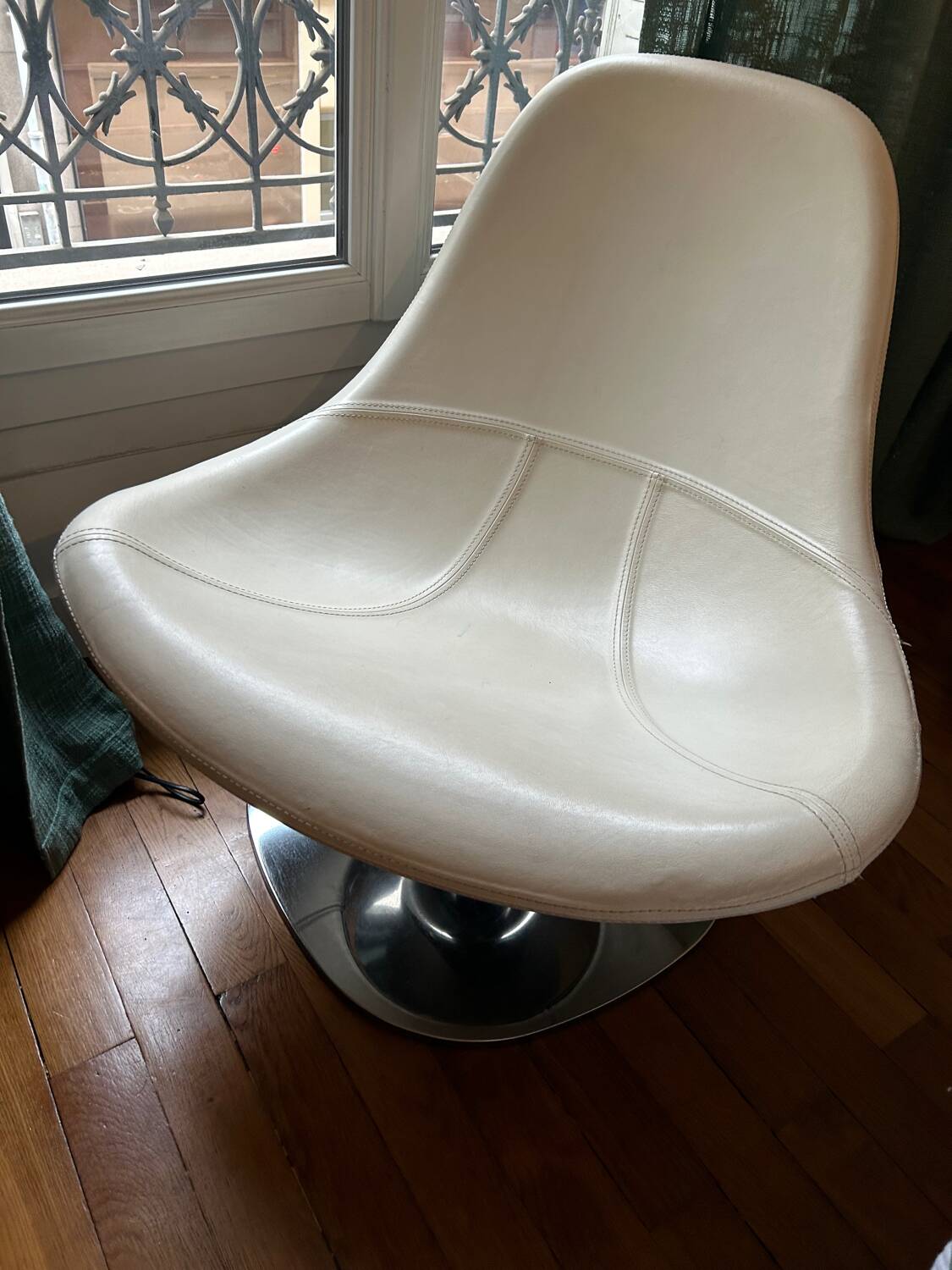 Fauteuil pivotant "egg tirup" de carl öjerstam ", cuir blanc