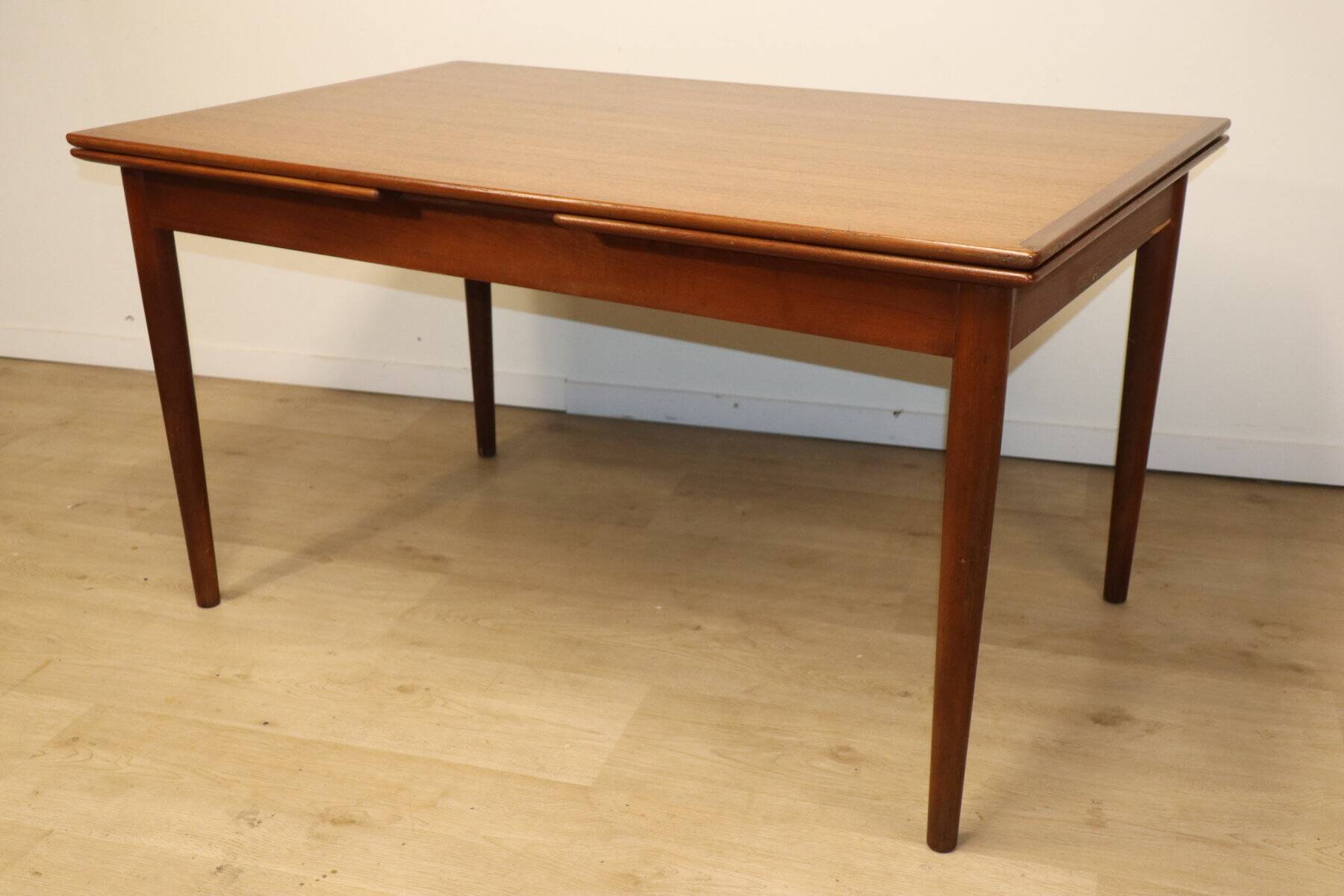 Danish Scandinavian extendable dining table in teak, 1960.