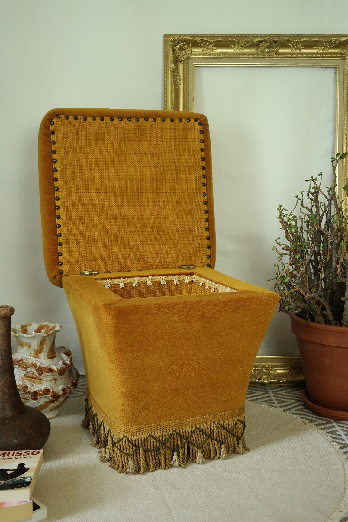 Pouf coffre vintage velours ocre et passementerie