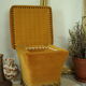 Pouf coffre vintage velours ocre et passementerie