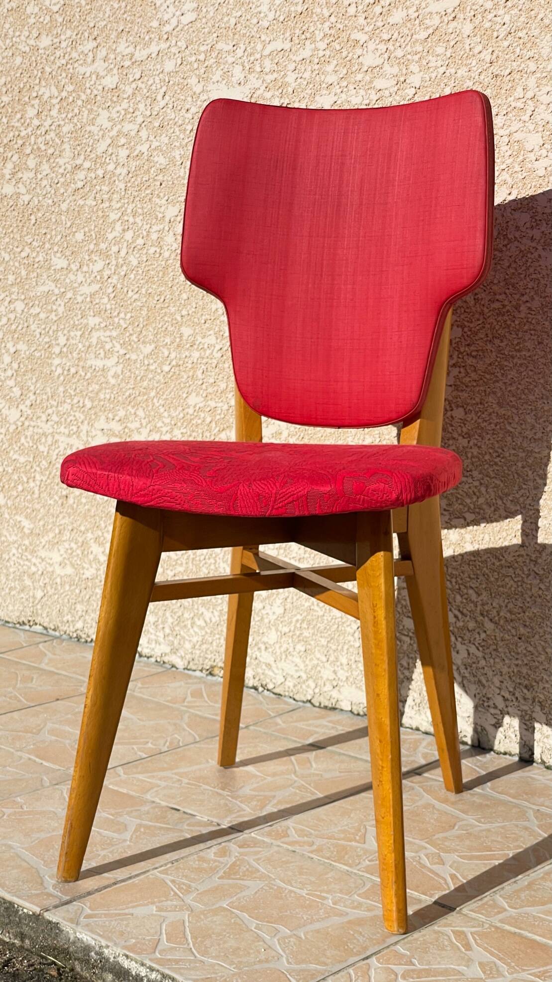Chaise rétro vintage rouge graphique