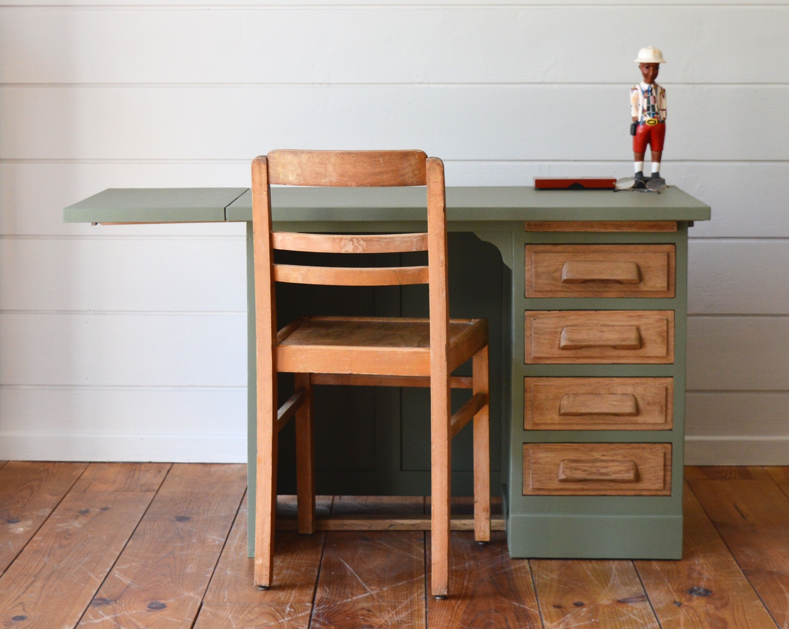 Children's desk