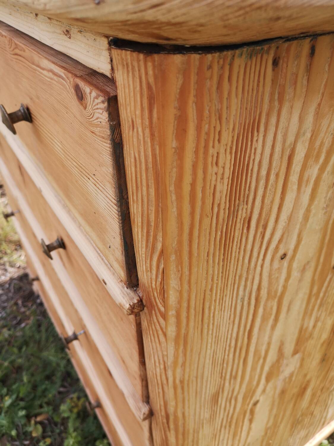 4-drawer pine chest of drawers
