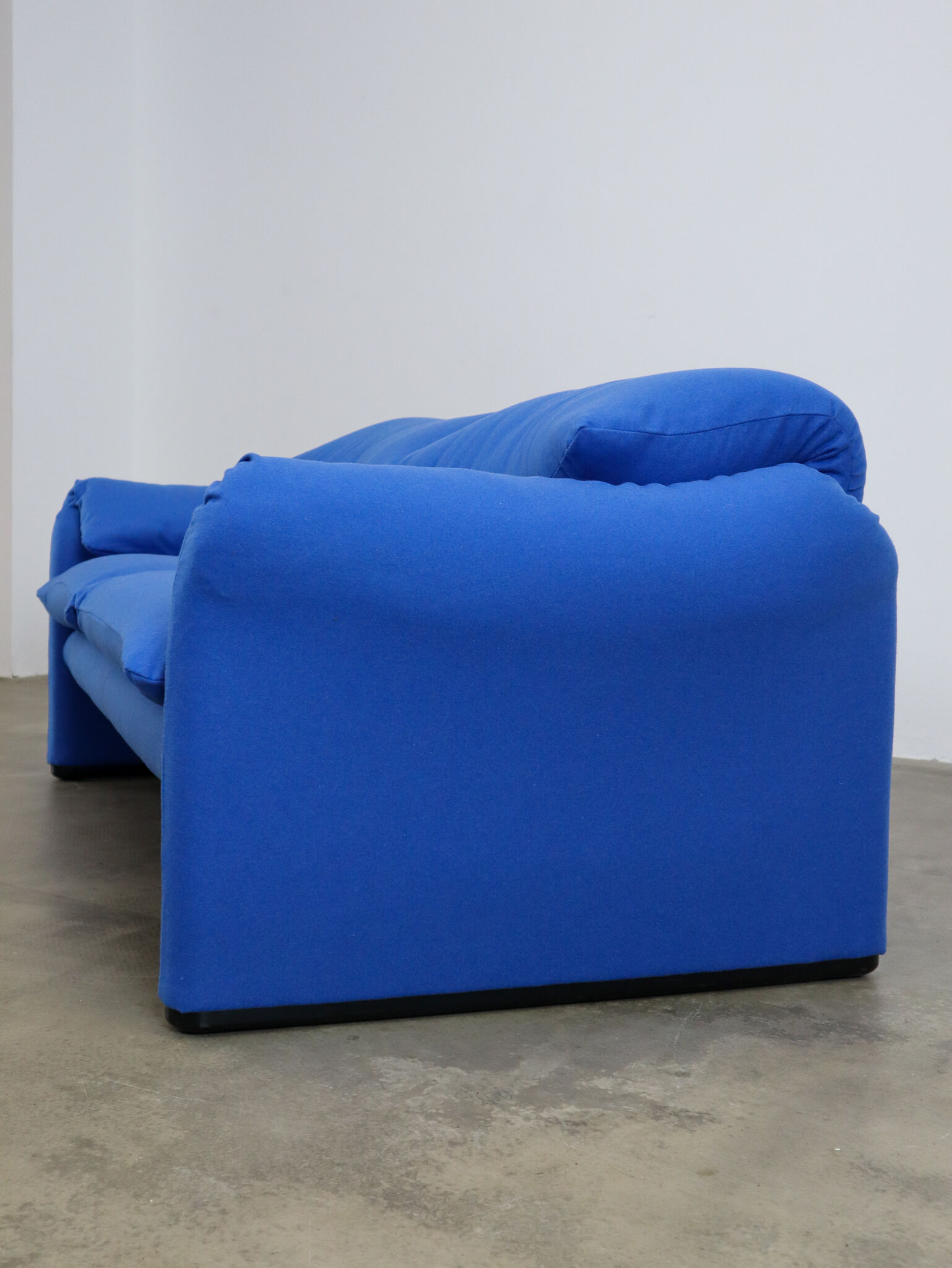 Maralunga sofa blue