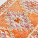 Tapis runner kilim vintage, style bohème, tons orange, rose et lilas pastel