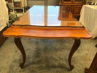 Merisier branded table with glass tray and 2 integrated sliding extension slags