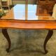 Table en merisier marqueté avec plateau verre et 2 rallonges intégrées coulissante