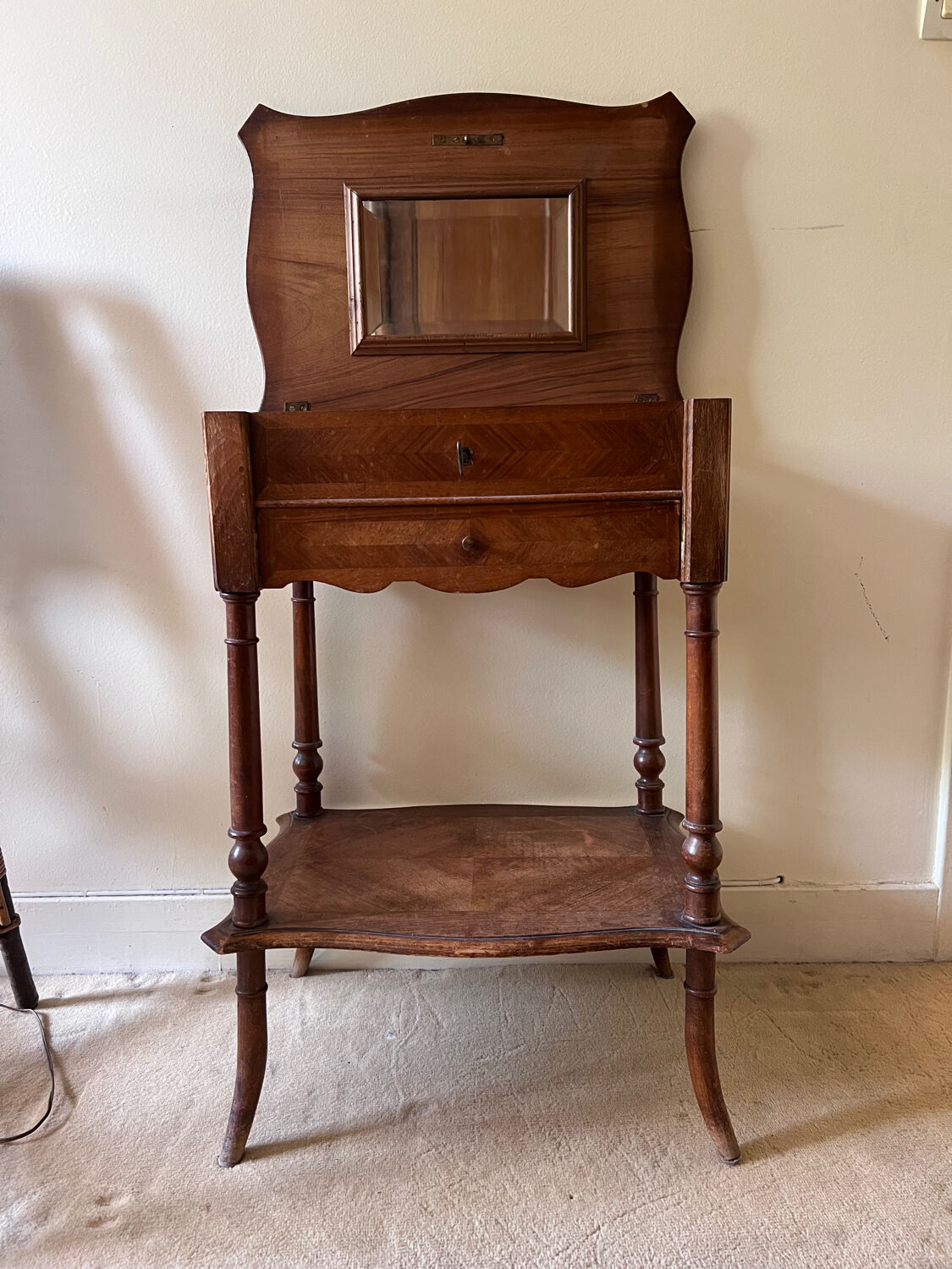 Travailleuse, coiffeuse en bois foncé couleur noyer avec miroir