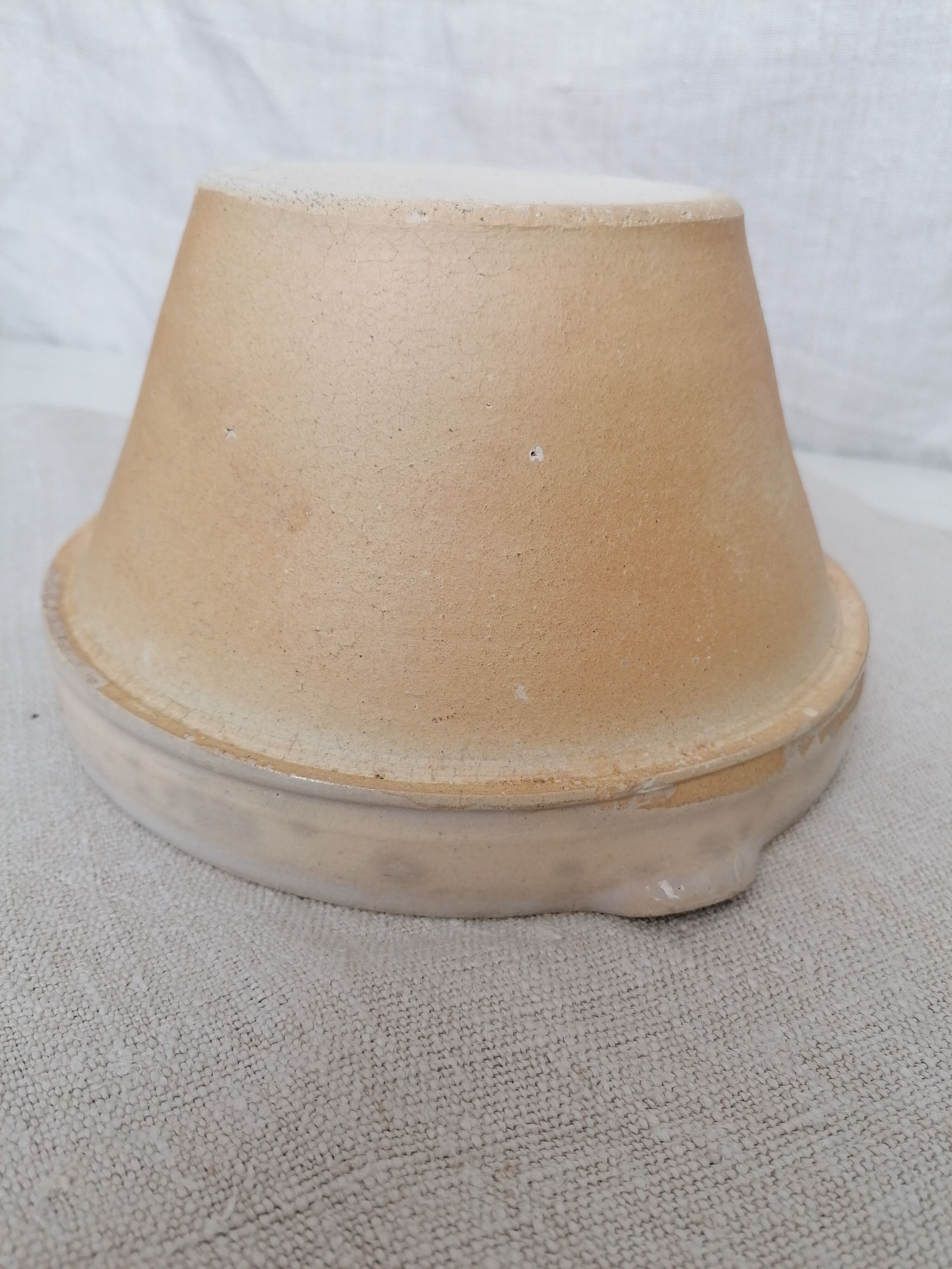 Saladier spout in sandstone